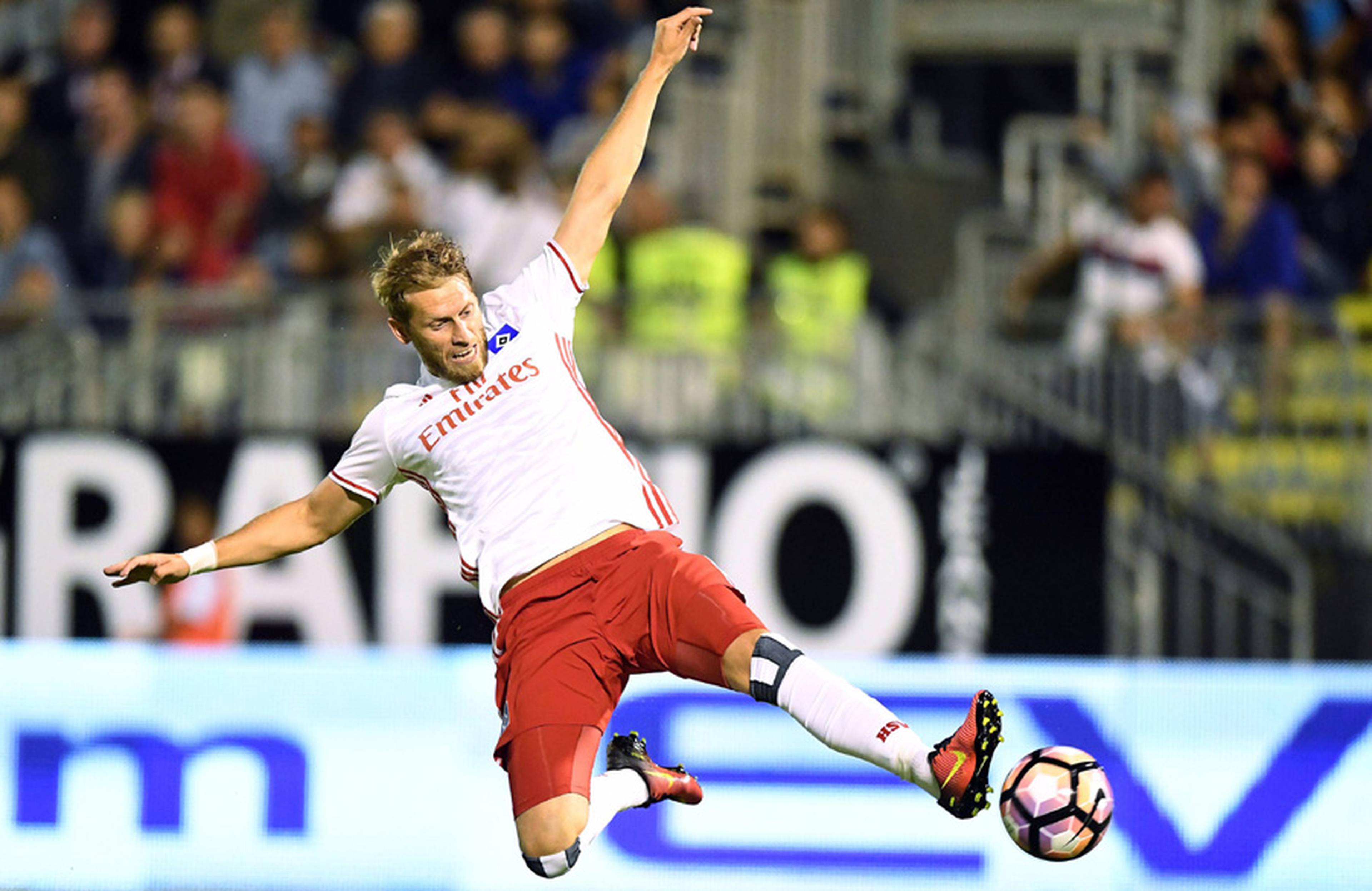 Aaron Hunt stretches for the ball.