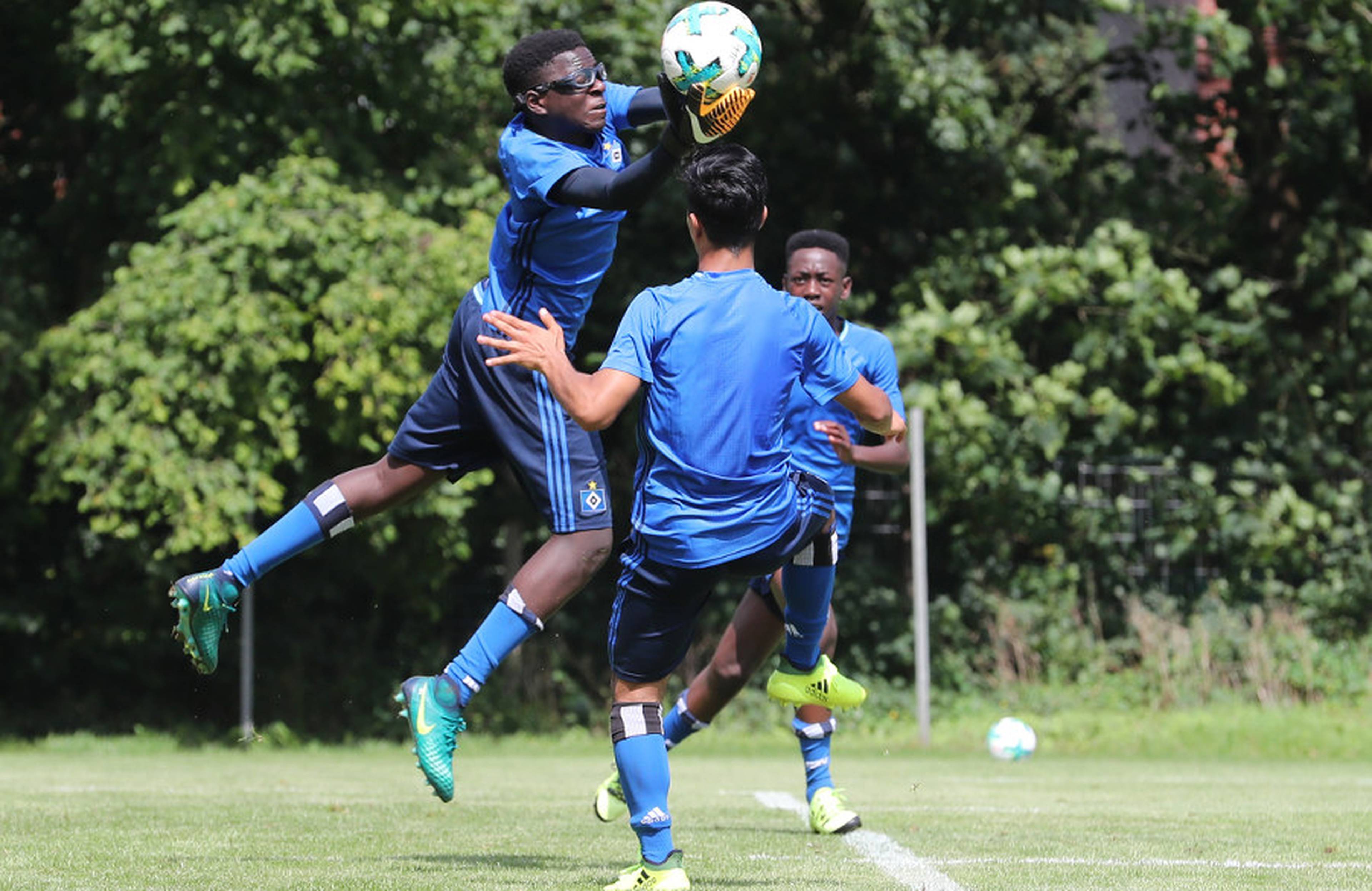Wird auch in Moskau so beherzt zupacken: U15-Keeper Steven Mensah.