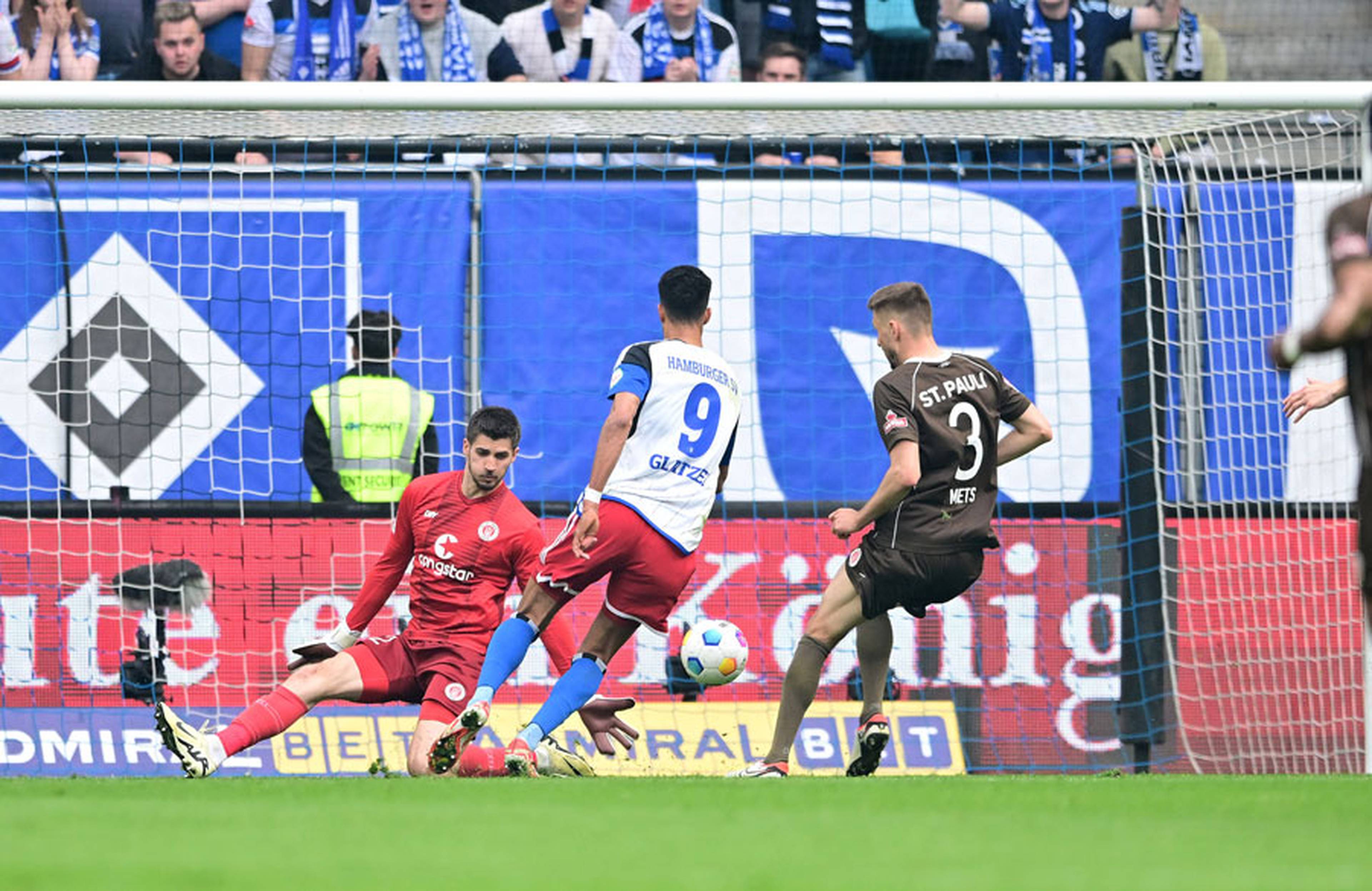 Das vermeintliche 1:0 für den HSV: Glatzel spitzelt den Ball an Vasilj vorbei, soll im Vorwege aber Saliakas gefoult haben. Eine diskutable Entscheidung, die im Volksparkstadion für ein selten so lautes Pfeifkonzert sorgte.