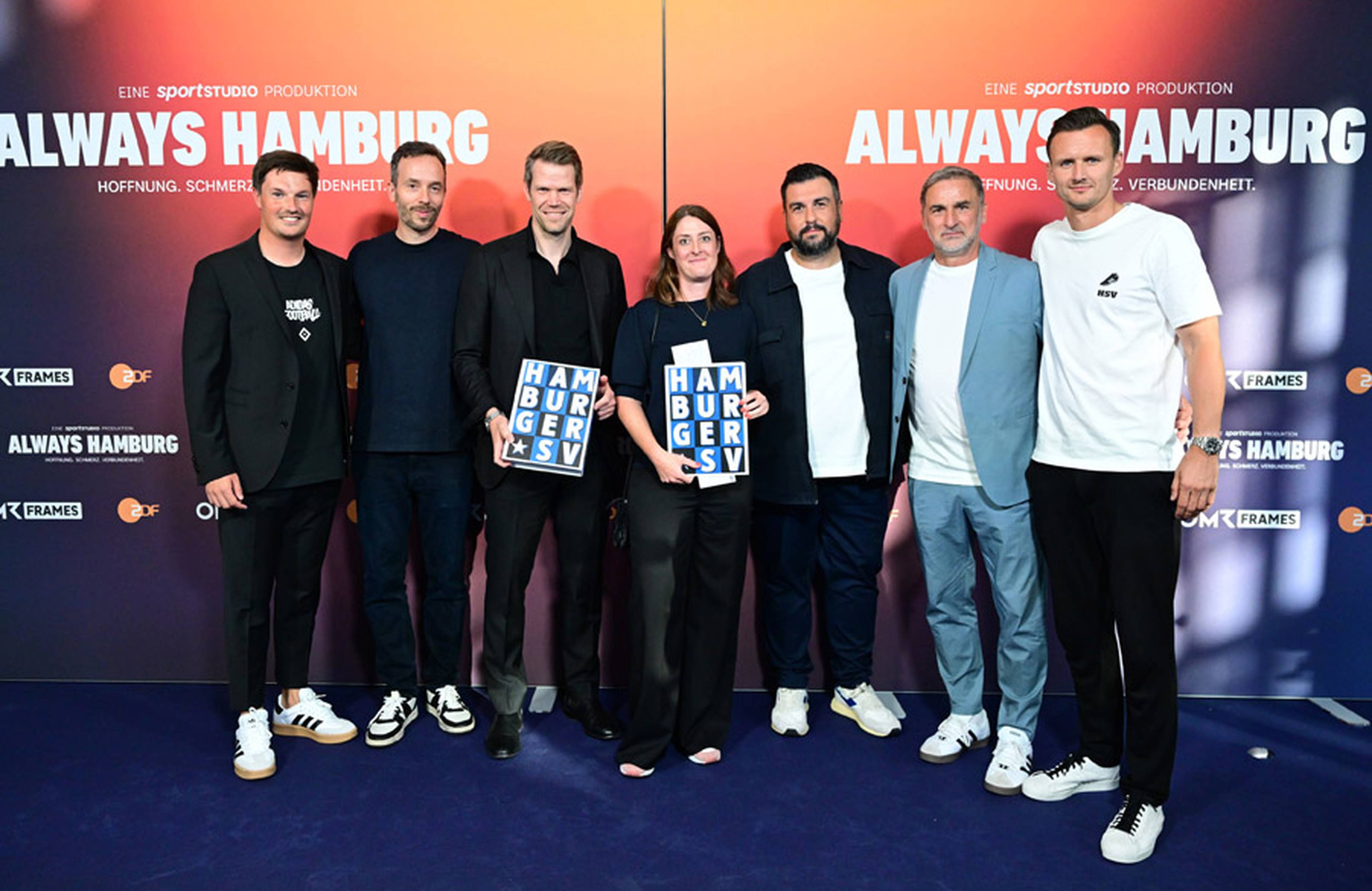 Coach Merlin Polzin, OMR founder Philipp Westermeyer, board member Eric Huwer, director of the documentary Tom Häussler with his wife Stefanie, board member for sport Stefan Kuntz and director of football Claus Costa on the blue carpet.