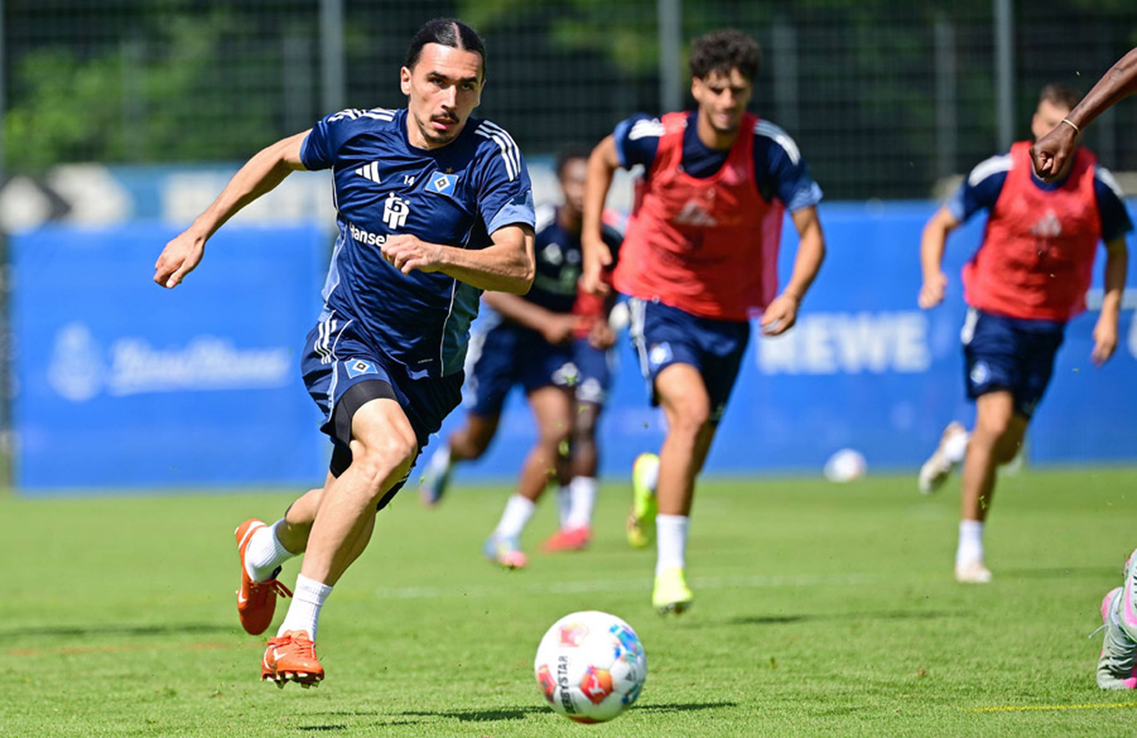 Schnell, zielstrebig und abschlussstark: Rayan Philippe ist im HSV-Training direkt mittendrin statt nur dabei.