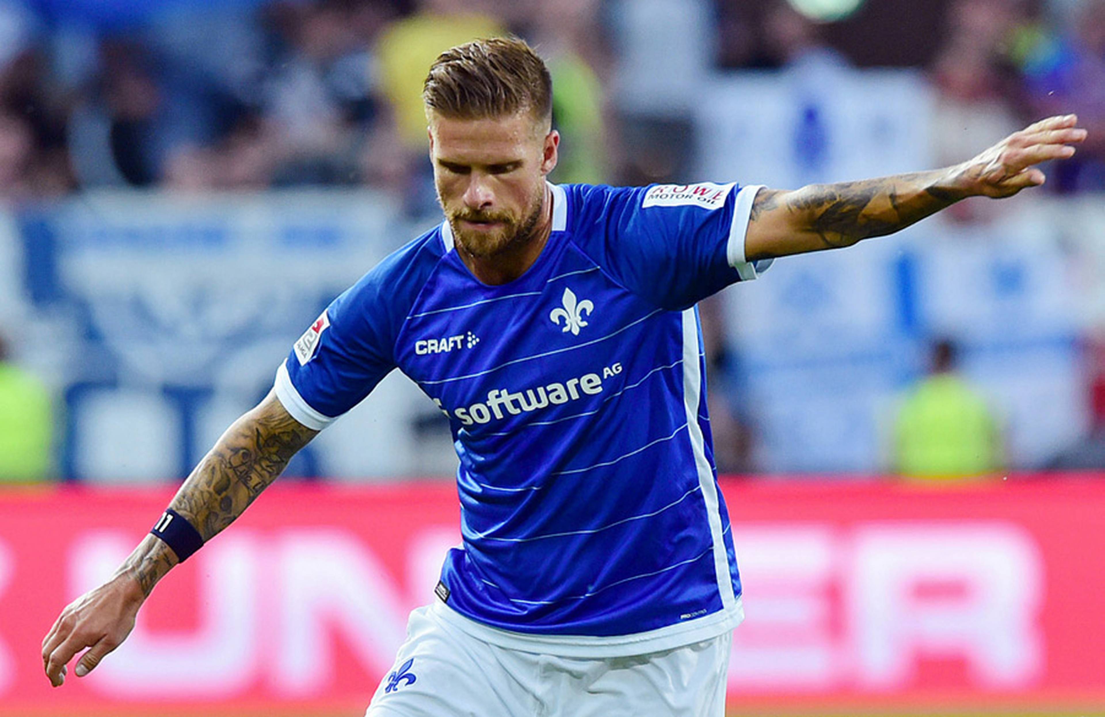 Tobias Kempe schießt auf das Tor.