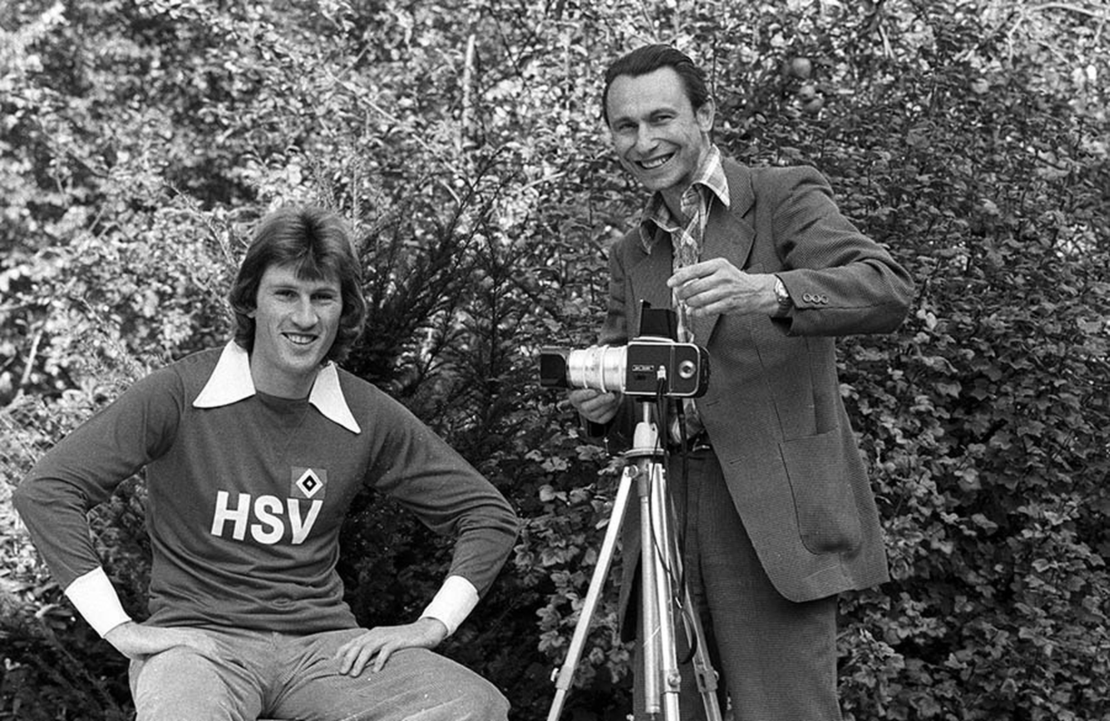 Selten im Rampenlicht: Manfred Kaltz im Jahr 1978 bei einem Fototermin mit Sportfotograf Wilfried Witters.