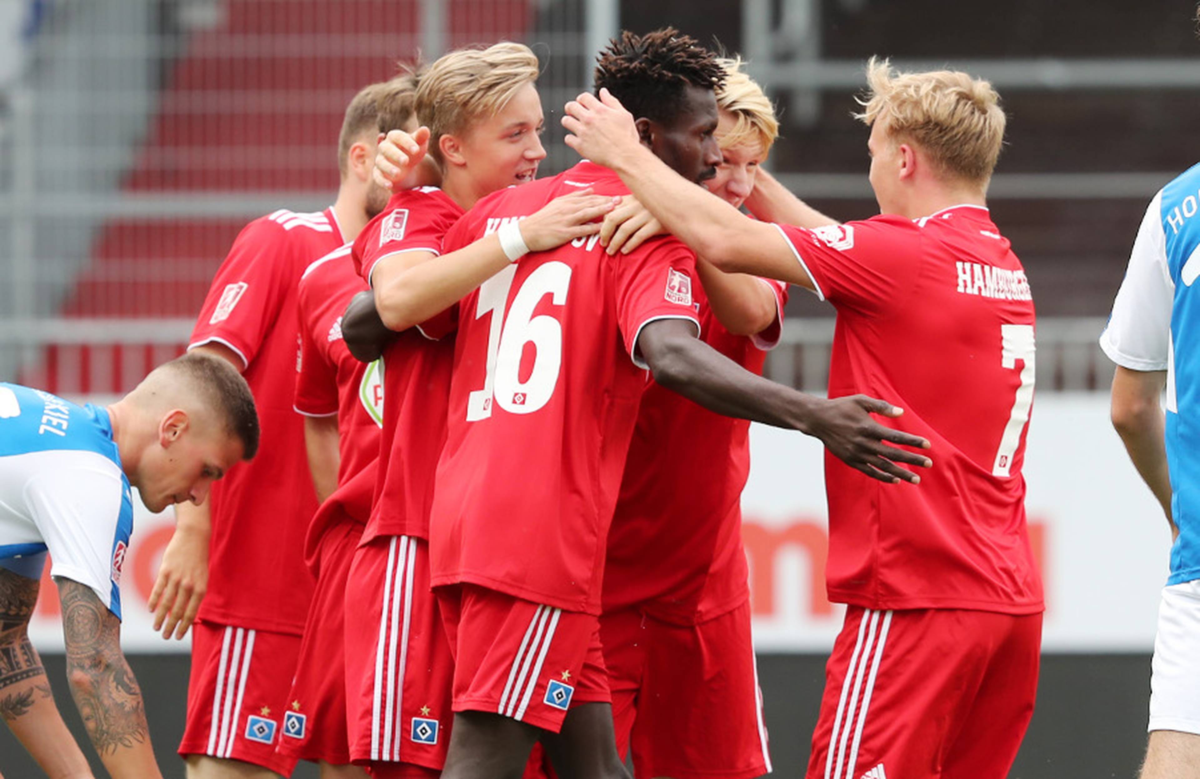 Da gab es noch Grund zum Jublen: Marco Drawz wird nach dem 1:0 von seinen Teamkameraden gefeiert.