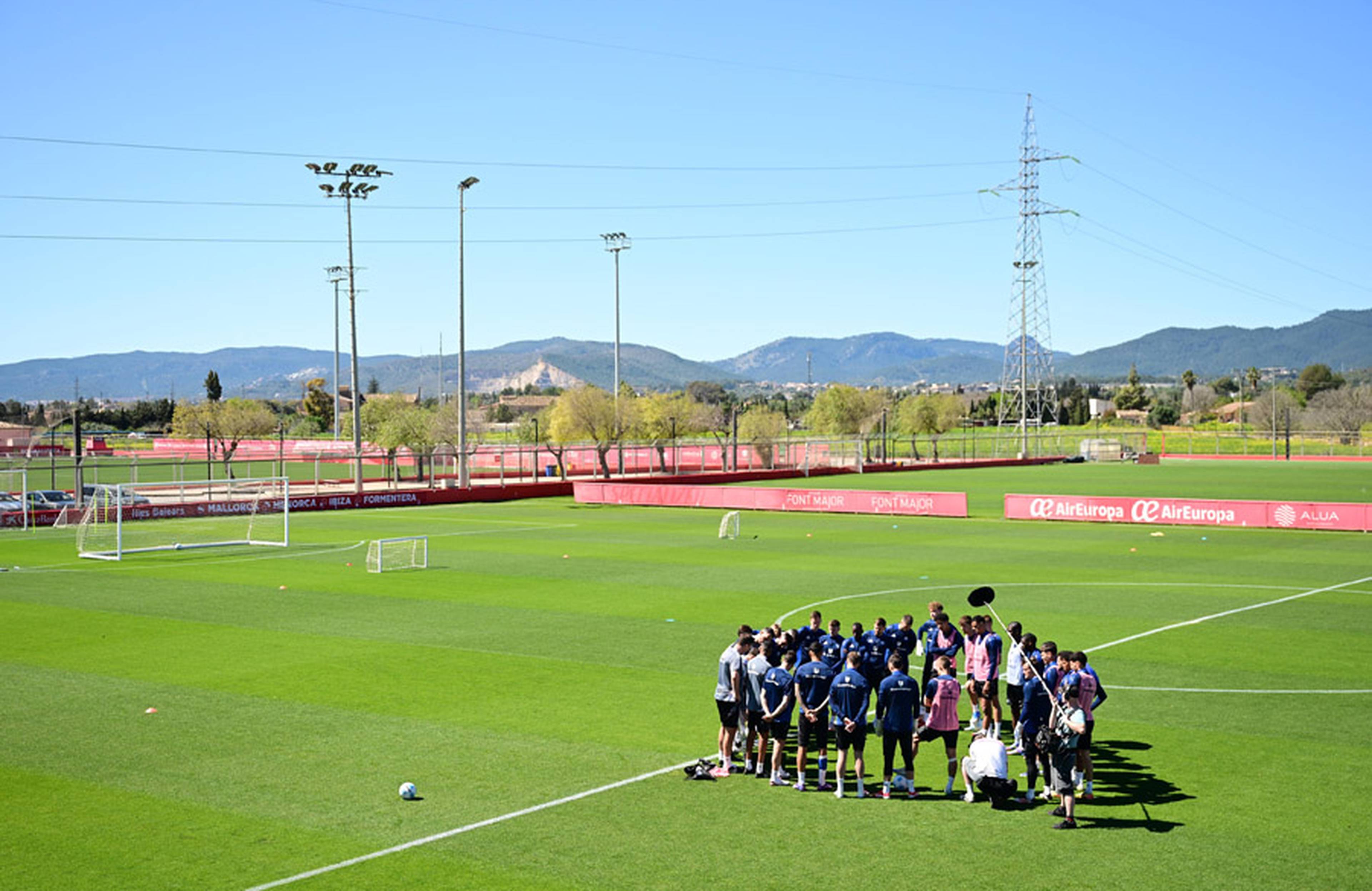 Perfekte Bedingungen: Auf der Anlage des RCD Mallorca wollen die Rothosen wie zuletzt im Frühjahr als Team einen wichtigen Schritt machen. 