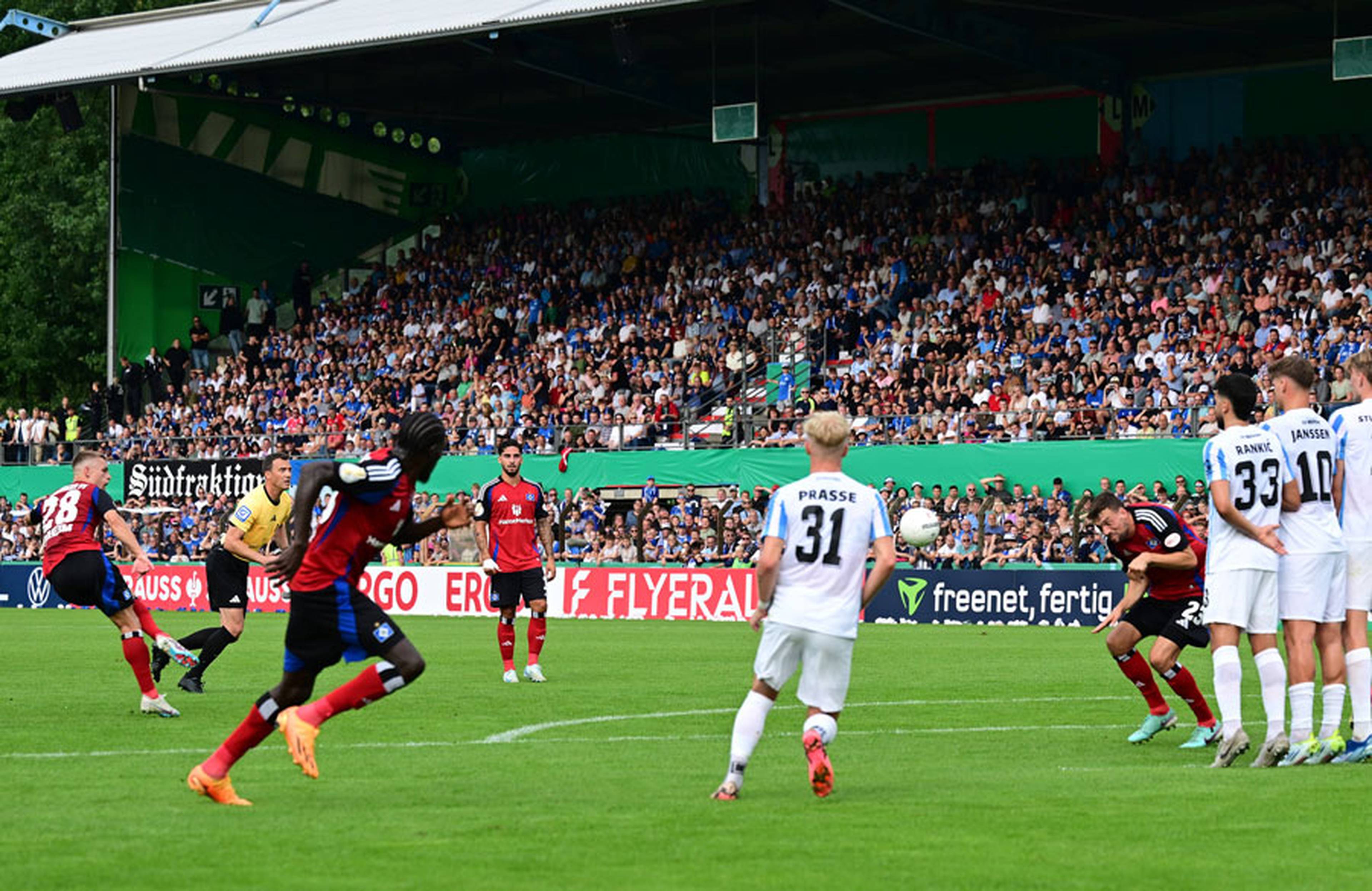 Muheim zirkelt den Ball gekonnt um die Mauer zum 2:0.
