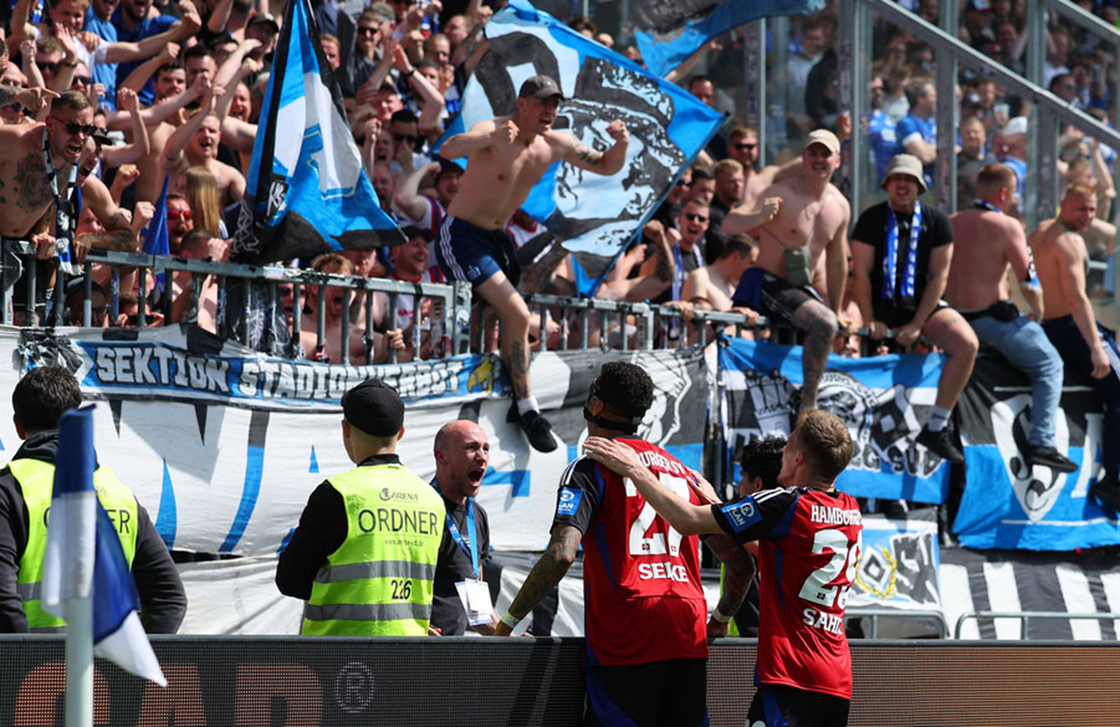 Jubel ohne Grenzen: Davie Selke feiert seinen 21. Saisontreffer und das 3:0 in Darmstadt mit den mitgereisten HSV-Fans.