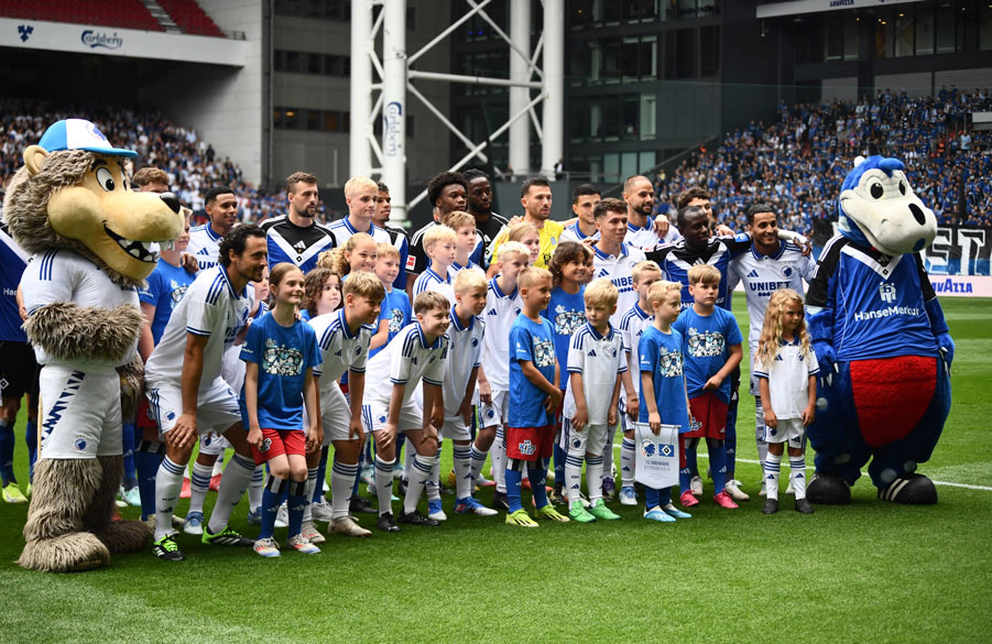 Vor dem Anpfiff gab es aufgrund der Fan-Freunschaften der beiden Clubs ein gemeinsames Teamfoto. 