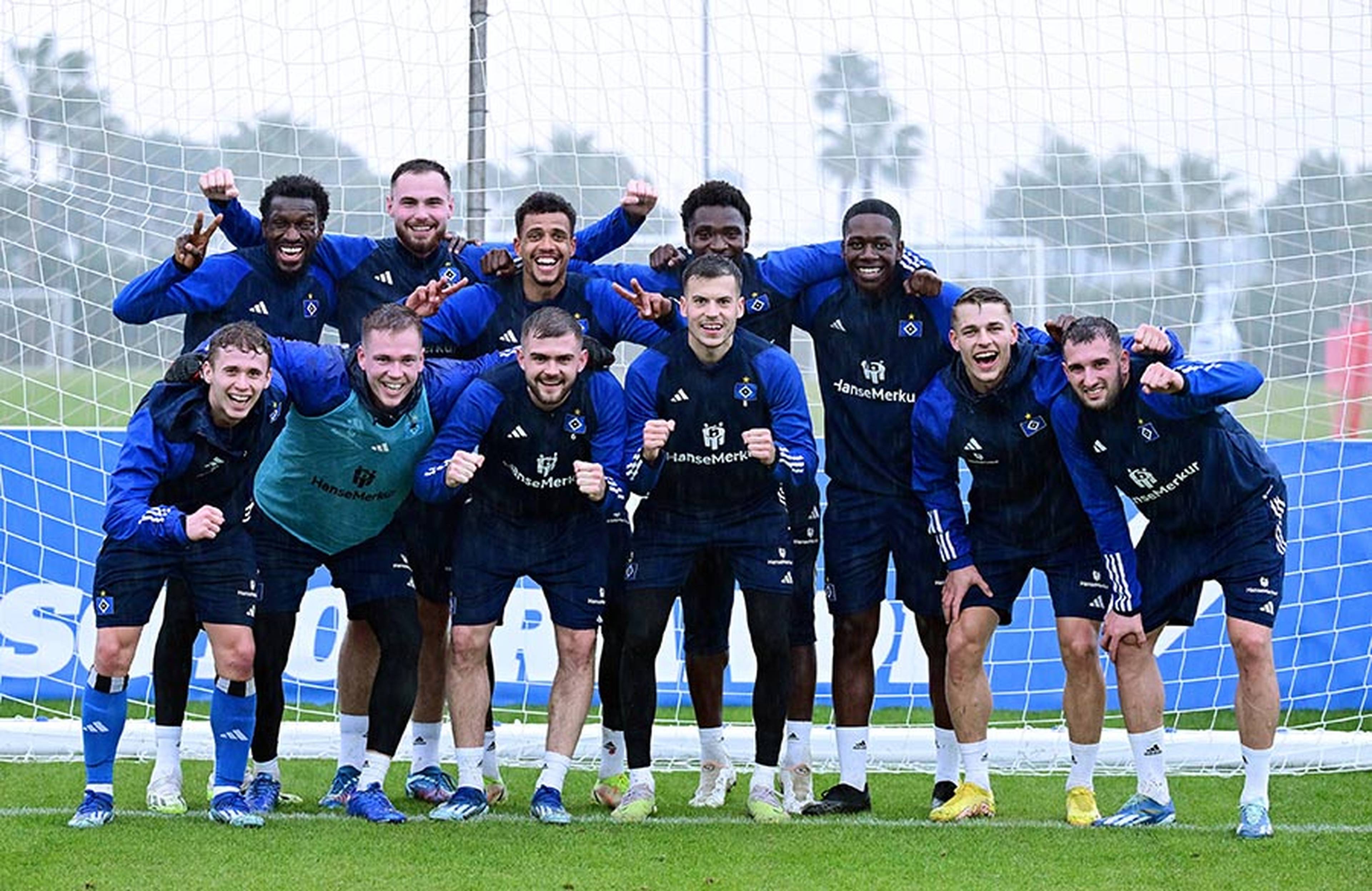 So sehen Sieger aus: Muheim und sein Team beim gestrigen Nachmittagstraining, als auf einem Kleinfeld in verschiedenen Gruppen gegeneinander gespielt wurde.