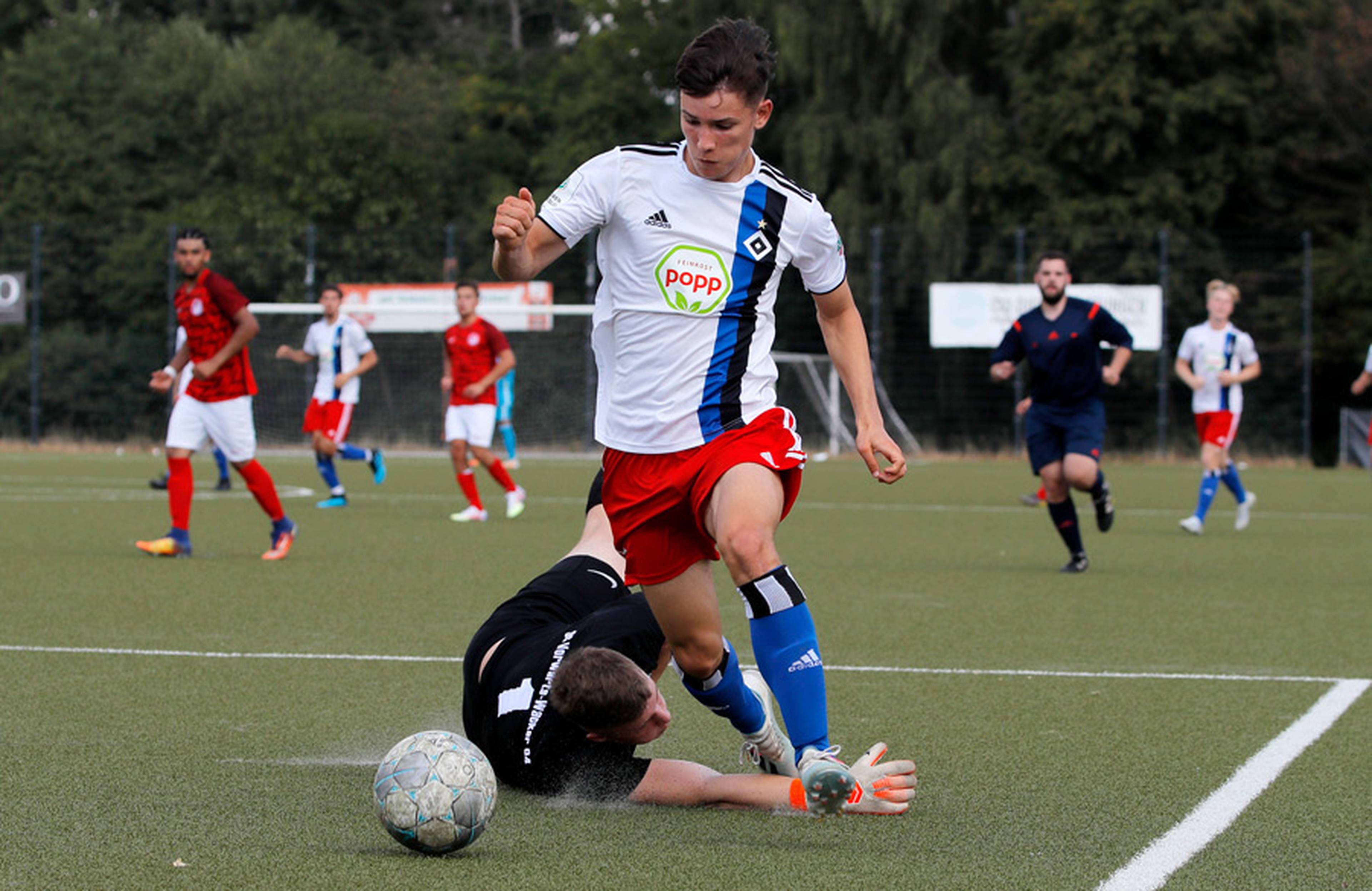 Henry Koeberer im Duell mit dem Torwart des SC Vorwärts Wacker.