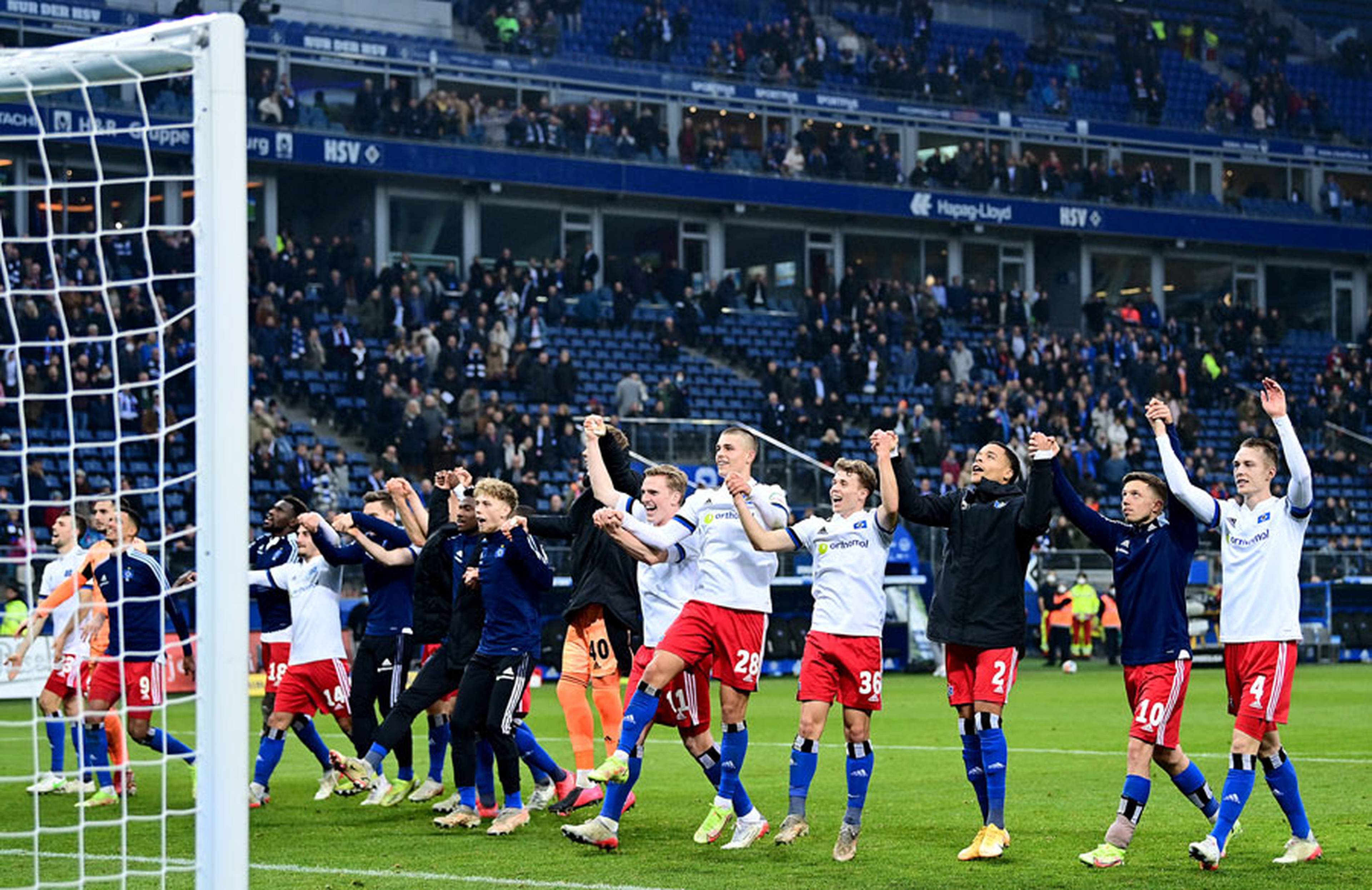 Der verdiente Lohn: Mannschaft und Fans feiern gemeinsam den Sieg und das besondere Stadionerlebnis dieses Sonnabends.