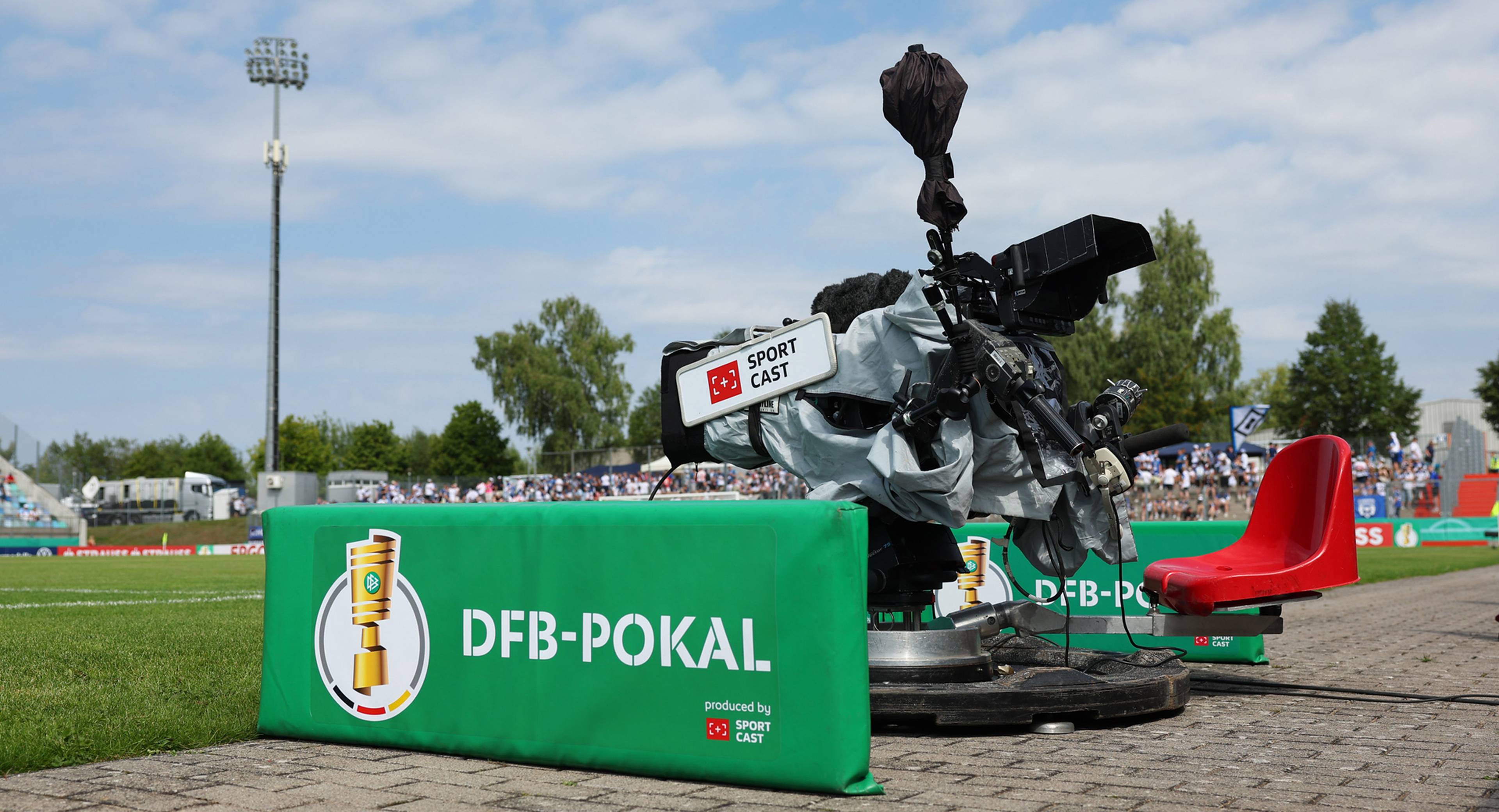 TV Kamera mit DFB-Pokal-Verkleidung auf das Spielfeld gerichtet