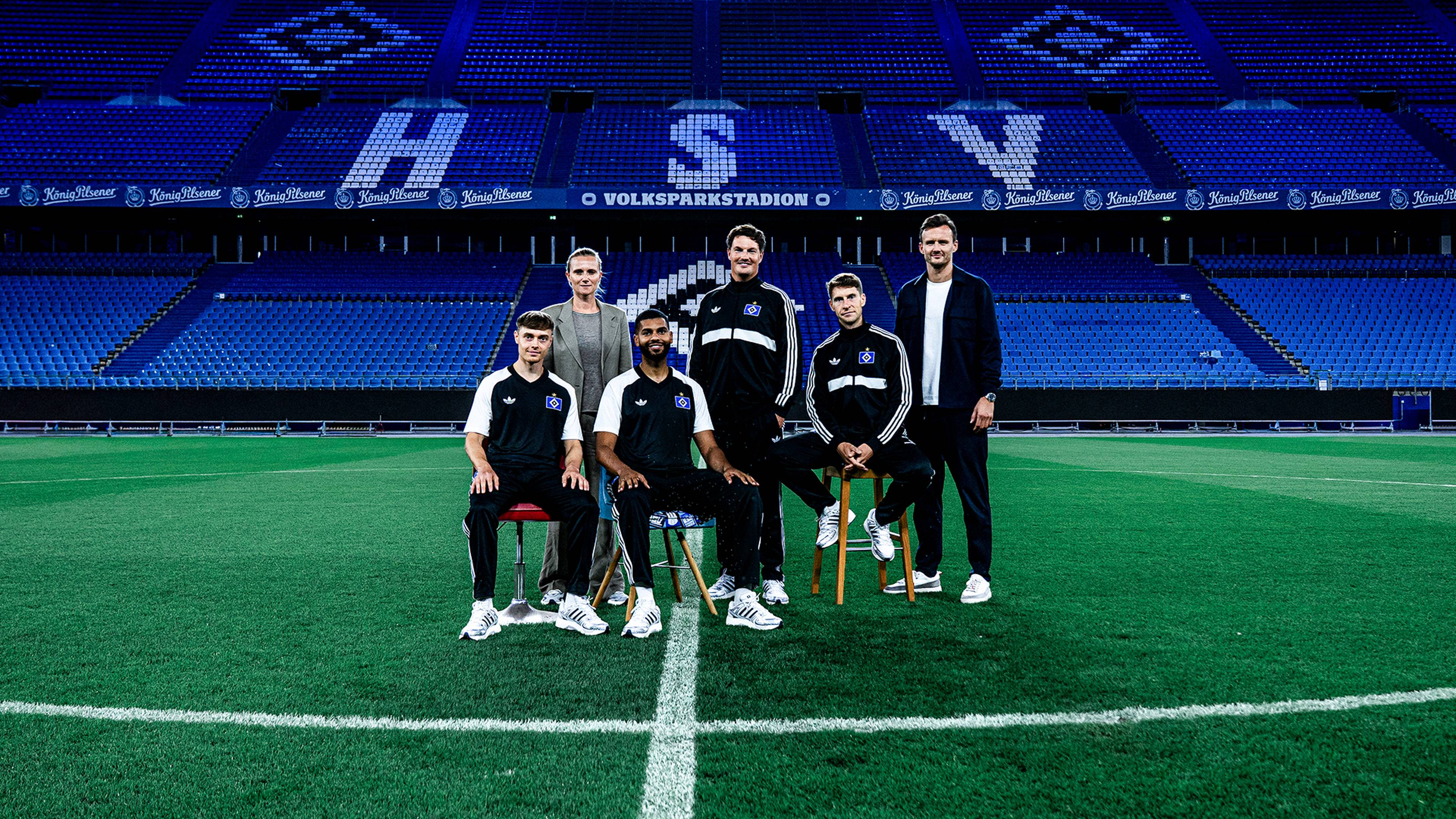 Das Trainerteam des HSV gemeinsam mit Kathleen Krüger und Claus Costa im Mittelkreis des Volksparkstadions