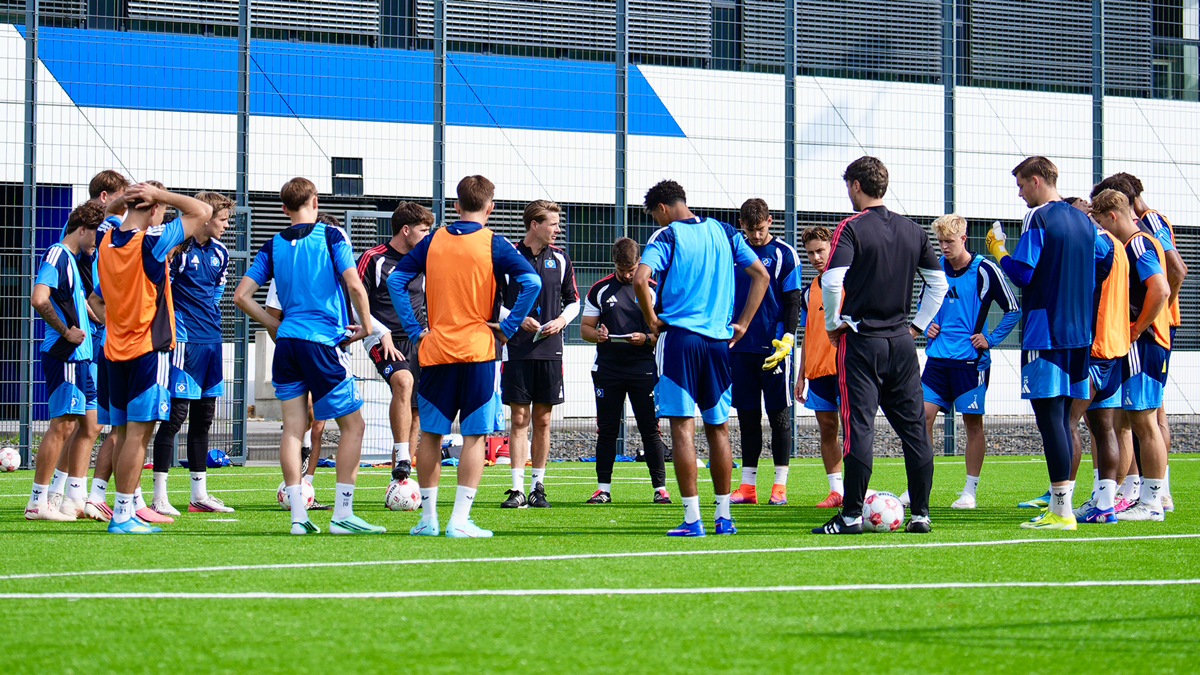Mannschaftskreis beim Abschlusstraining vor dem kleinen Stadtderby gegen den FC St. Pauli II