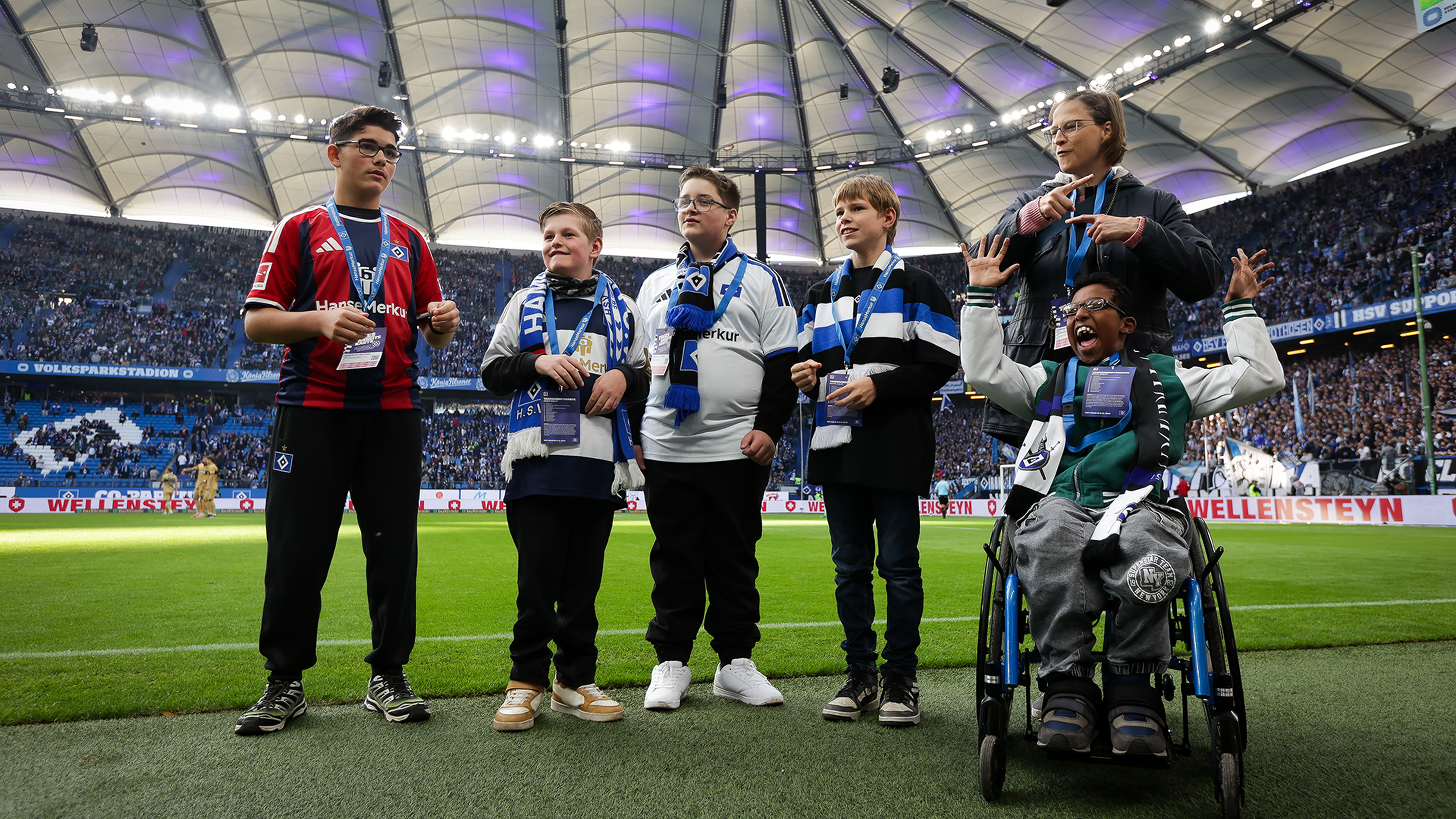Kinder performen HSV-Einlaufsong in Gebärdensprache
