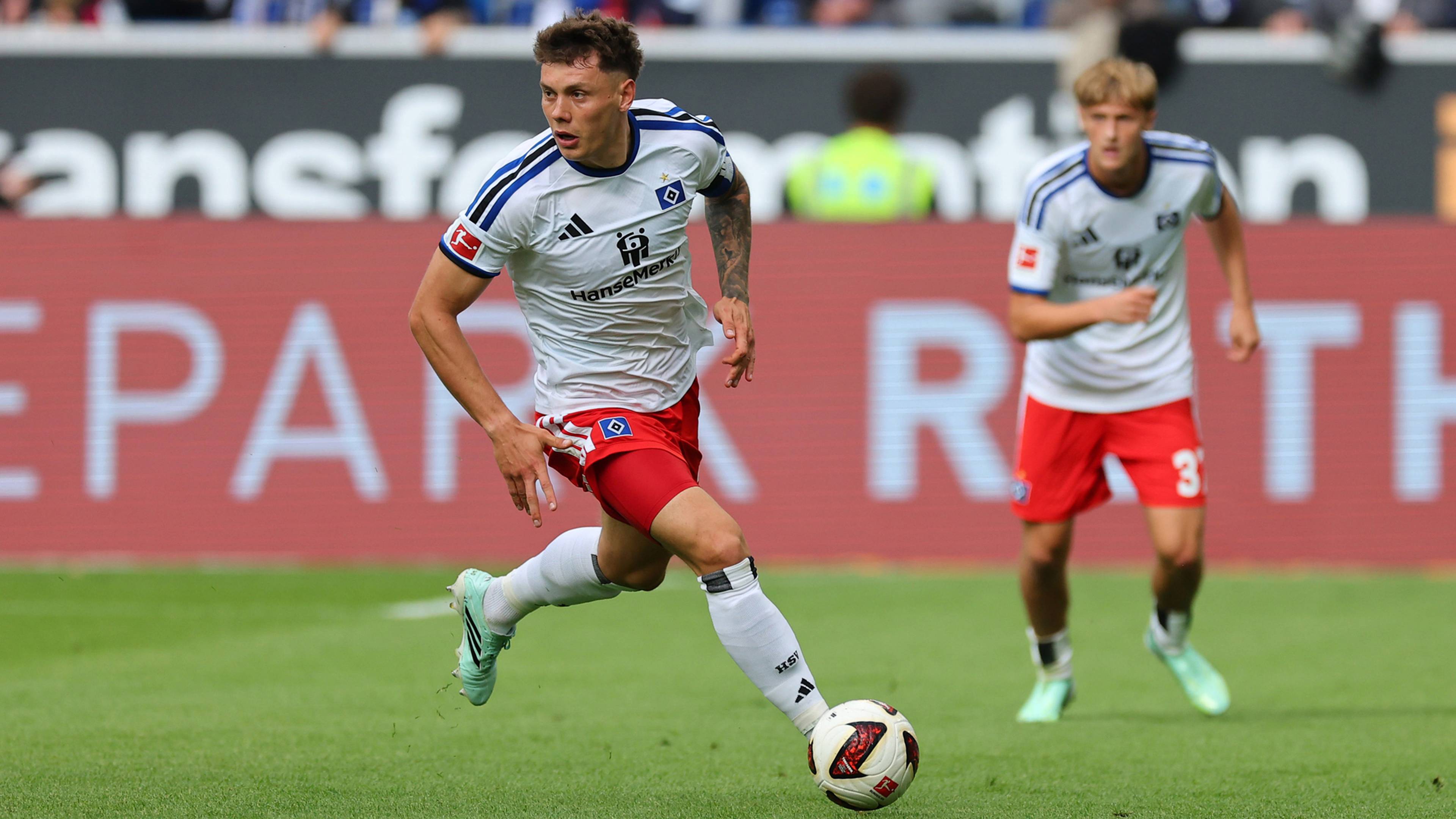 Nicolai Remberg führt den Ball am Fuß