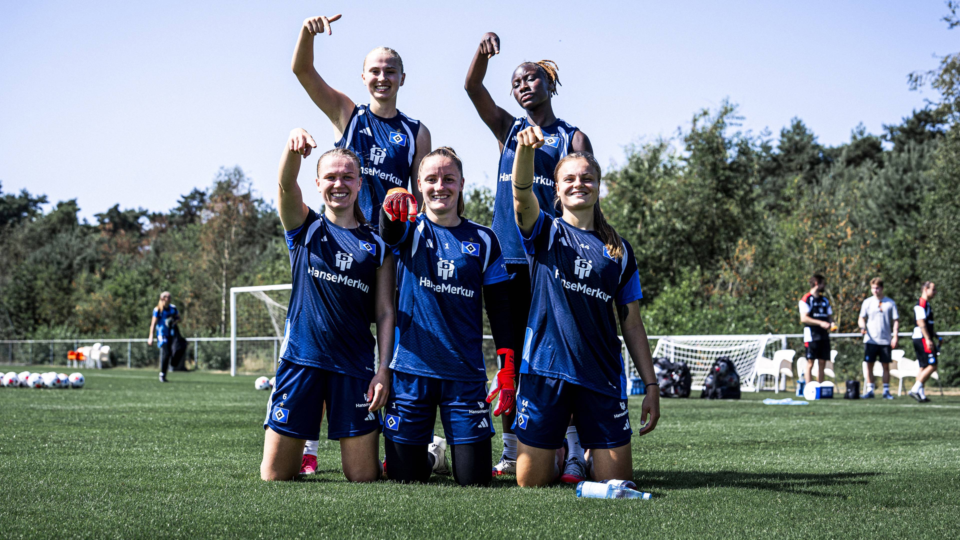 Fünf Spielerinnen der HSV-Frauen jubeln mit einer Zeigefinger-Geste Richtung Kamera nach einem gewonnen Trainingsspiel auf dem Trainingsplatz