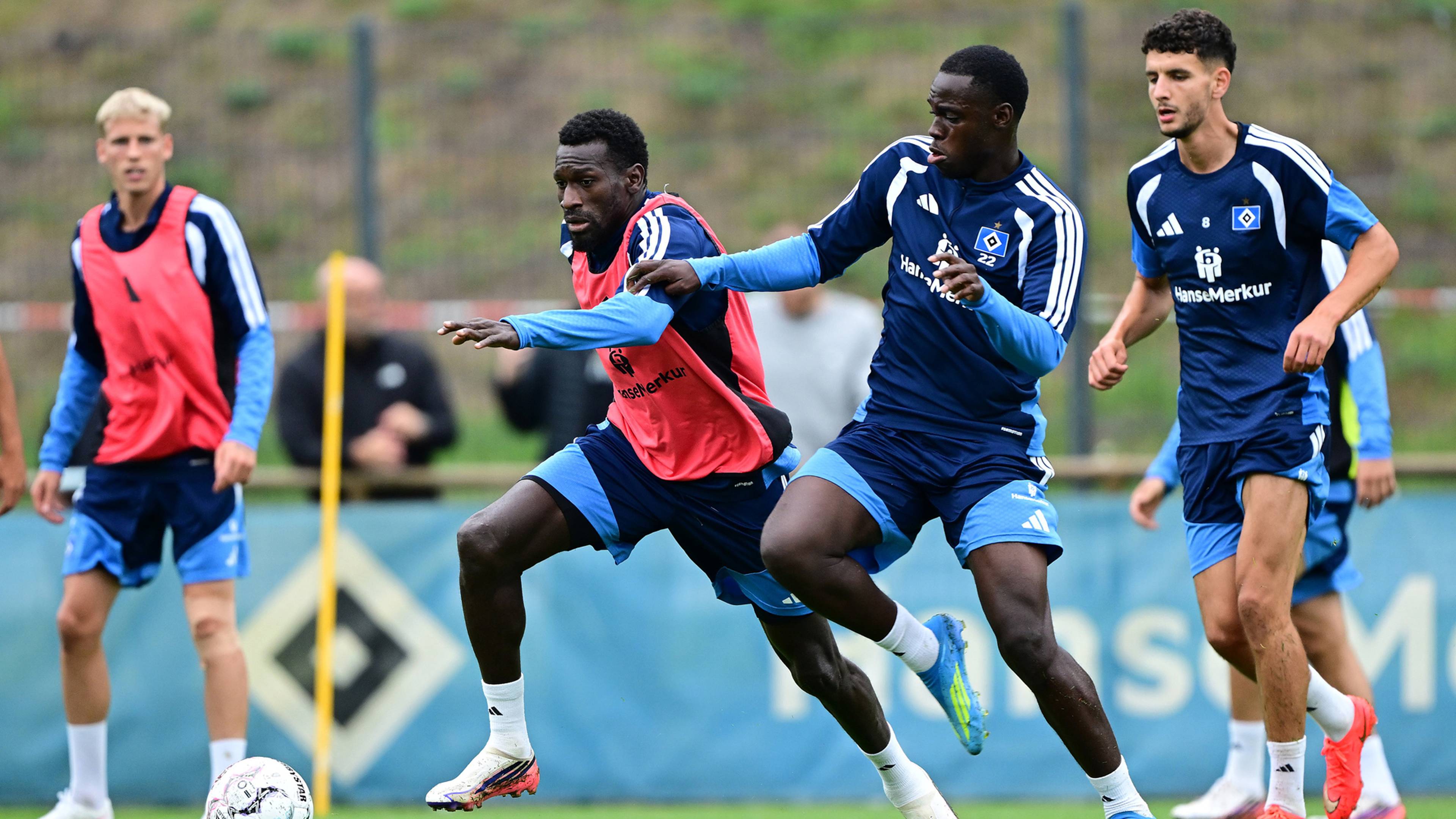 Jatta dribbelt im Training an Amoako vorbei