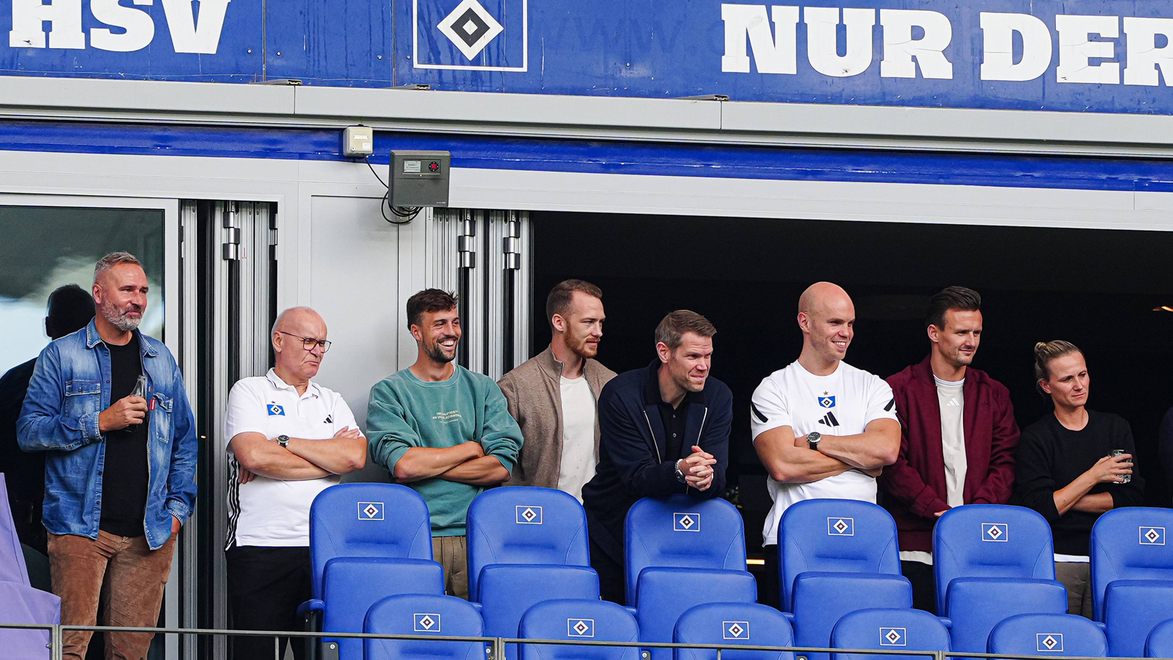 Tim Walter, Michael Papenfuß, Jonas Meffert, Sebastian Schonlau, Eric Huwer, Henrik Köncke, Claus Costa und Kathleen Krüger in der HSV-Loge