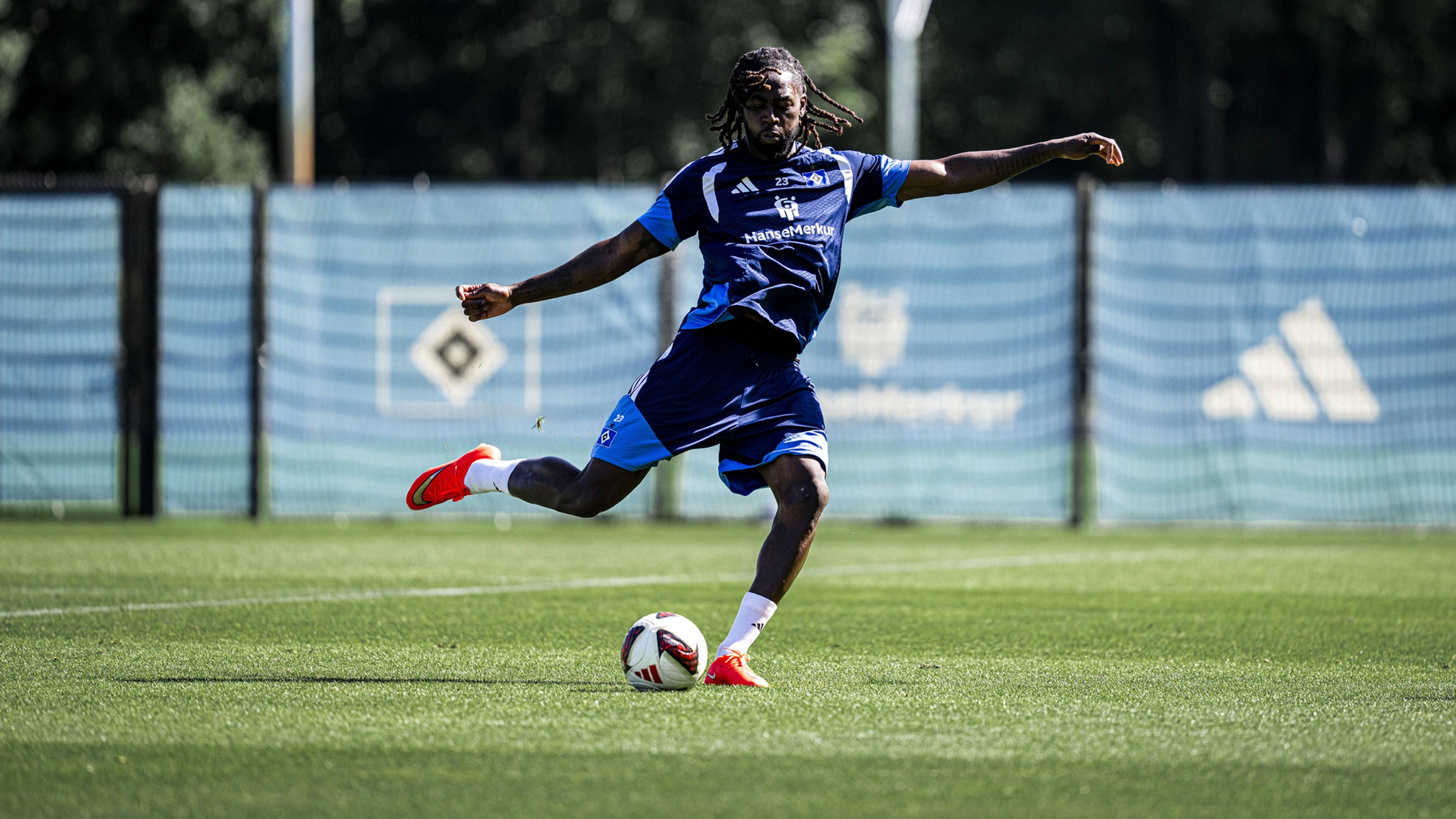 Jordan Torunarigha schlägt im Training einen Flugball