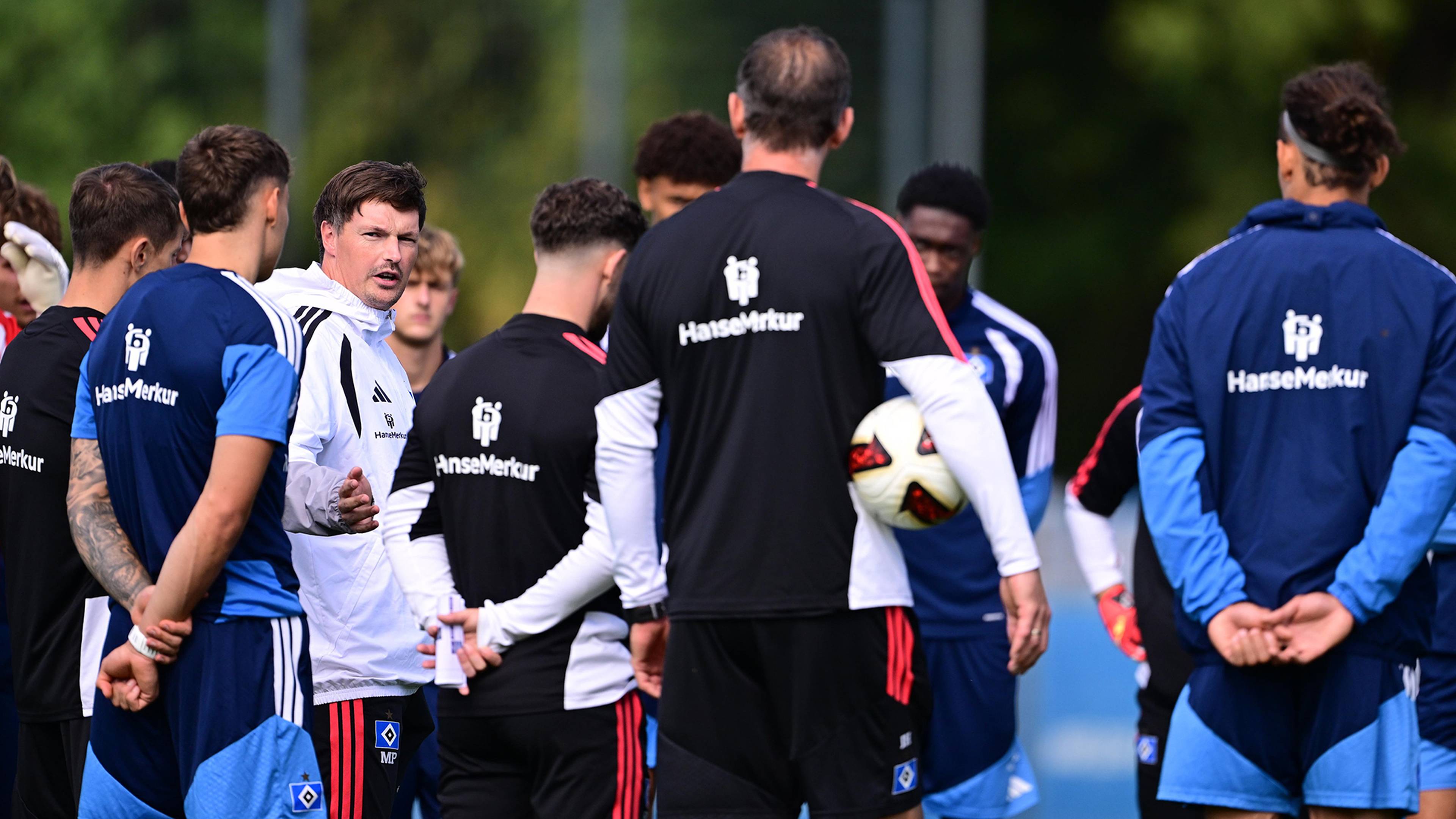 Merlin Polzin spricht zu seinem Team.