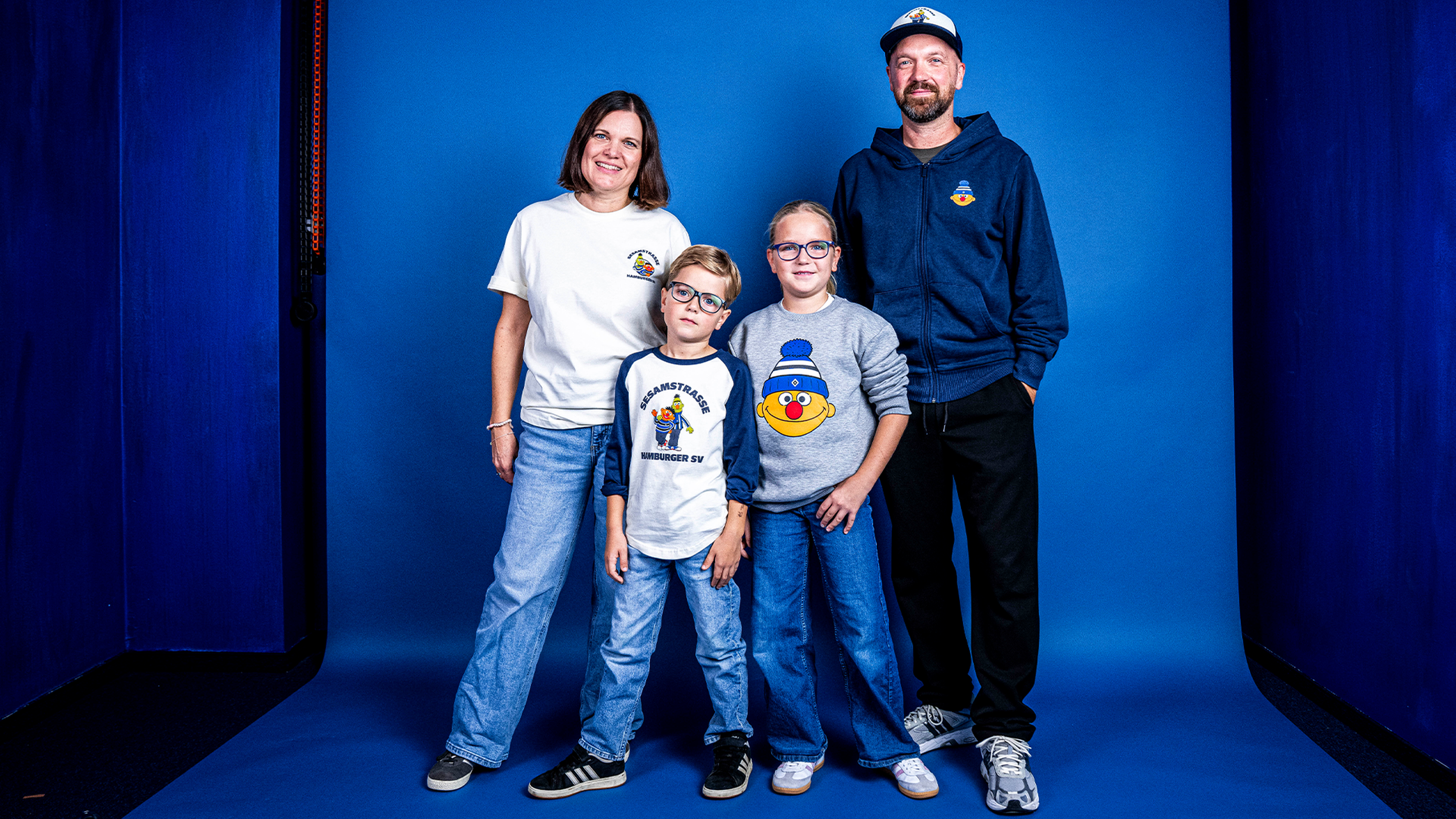 Eine Familie mit dem Merch von dem HSV und der Sesamstraße.