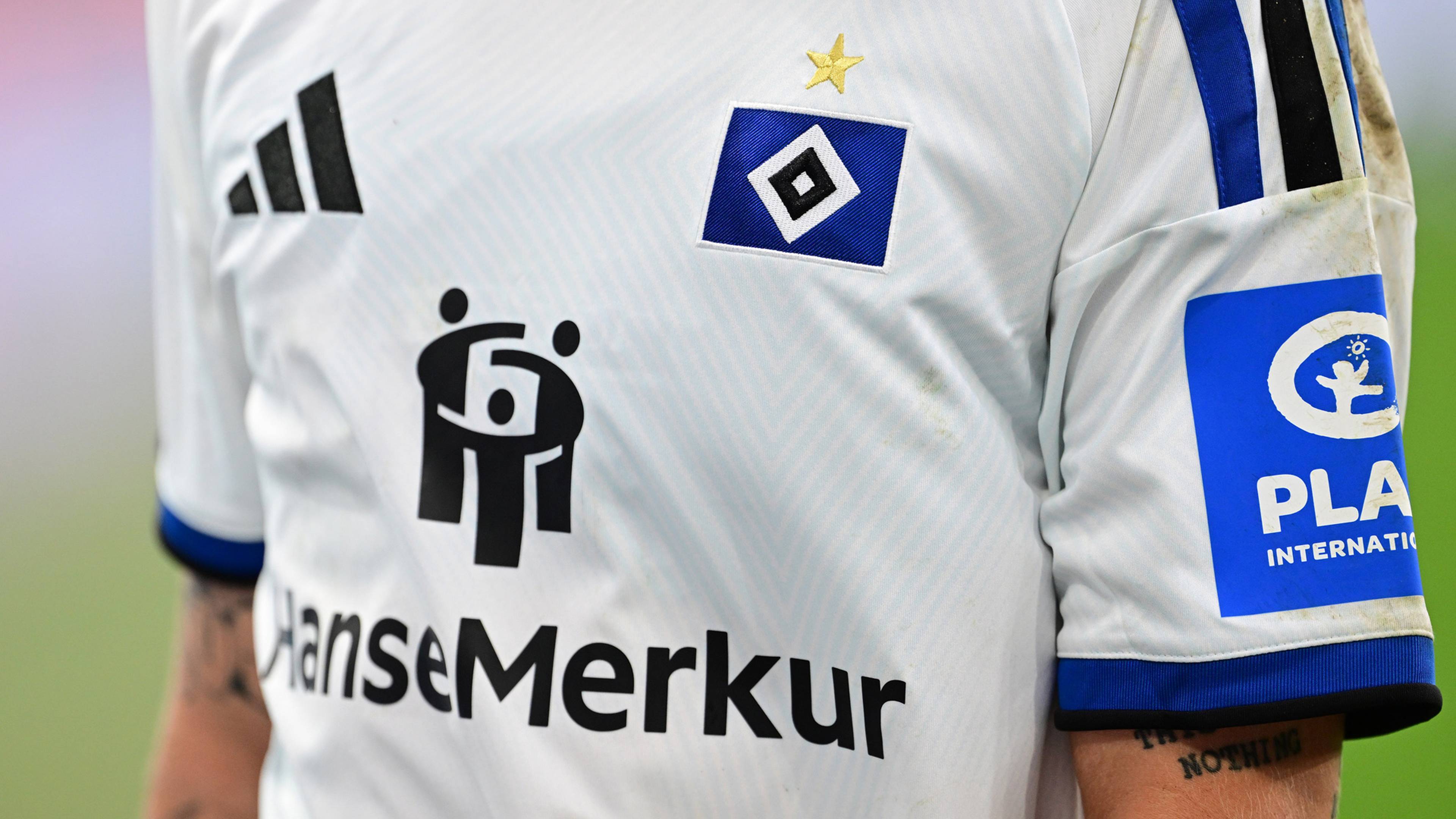 Das neue Heimtrikot des HSV für die Saison 2026/27 in der Nahaufnahme