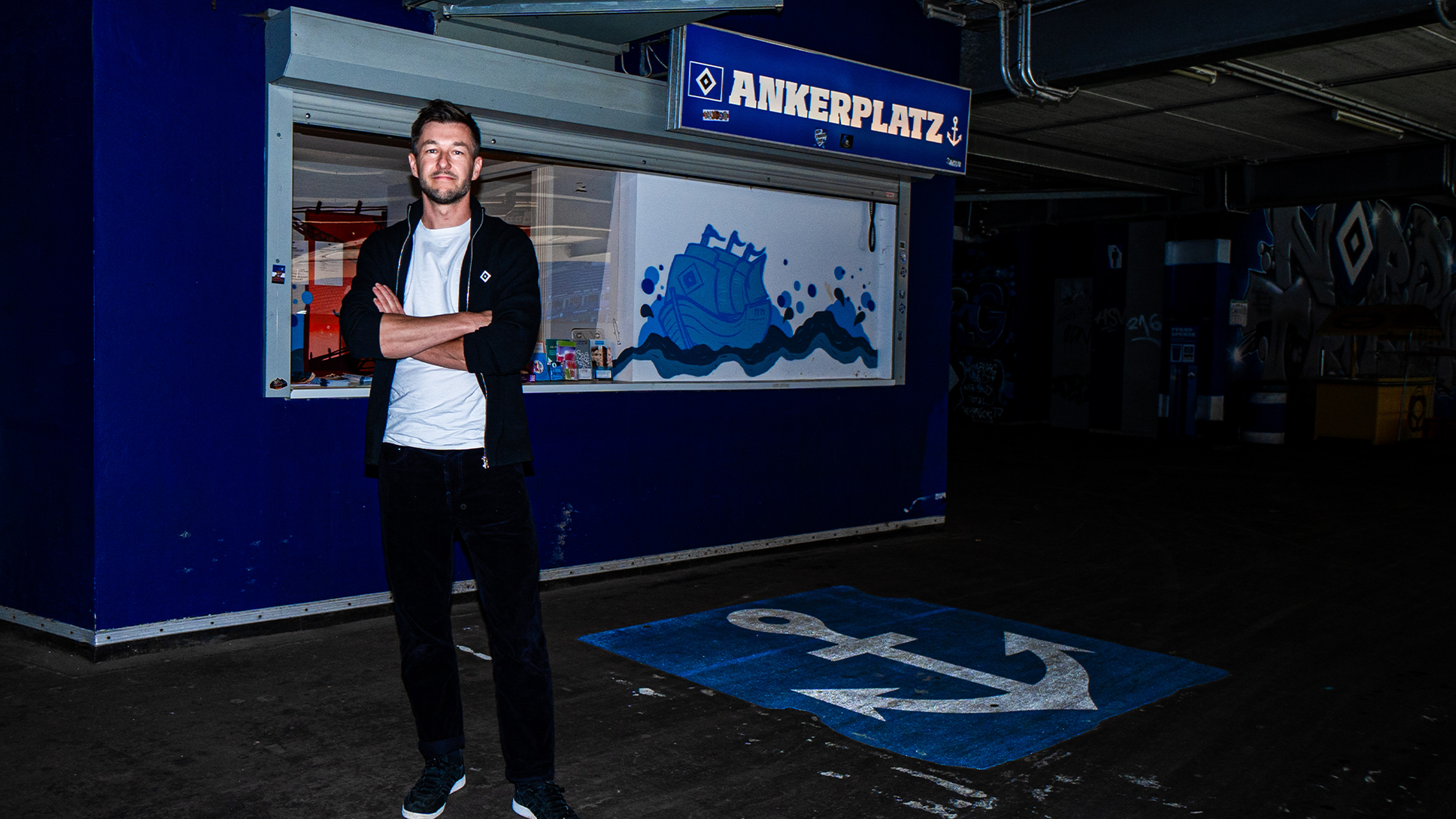 Cornelius Göbel steht vor dem Ankerplatz im Stadion.