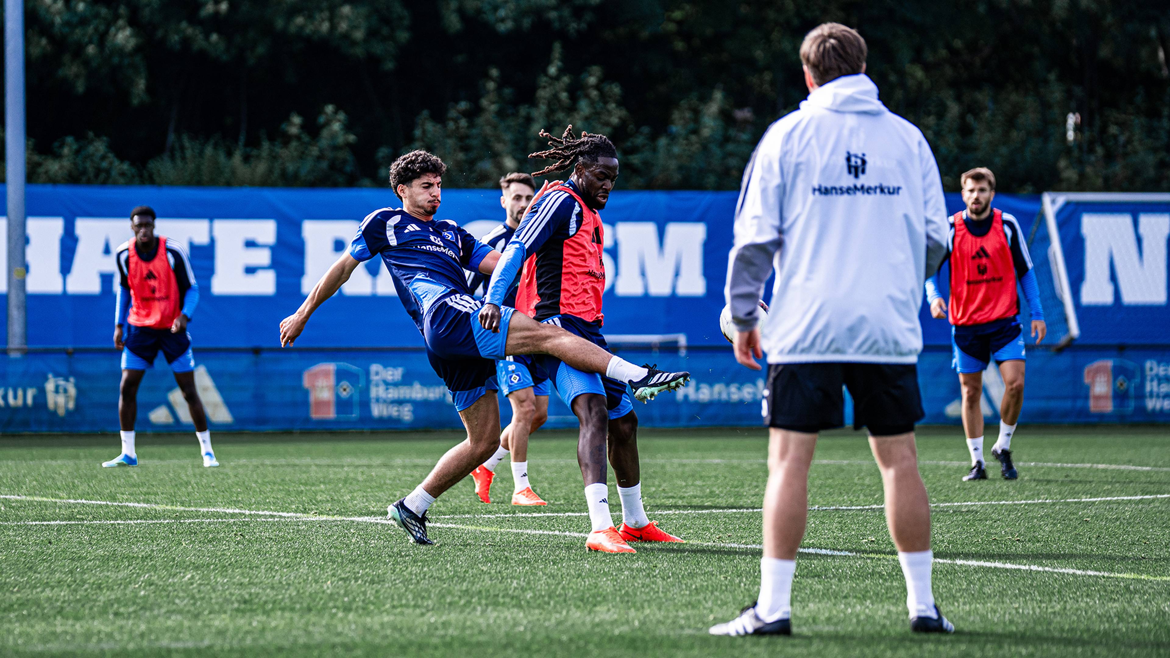 Martin Adeline und Jordan Torunarigha im Training im Zweikampf.