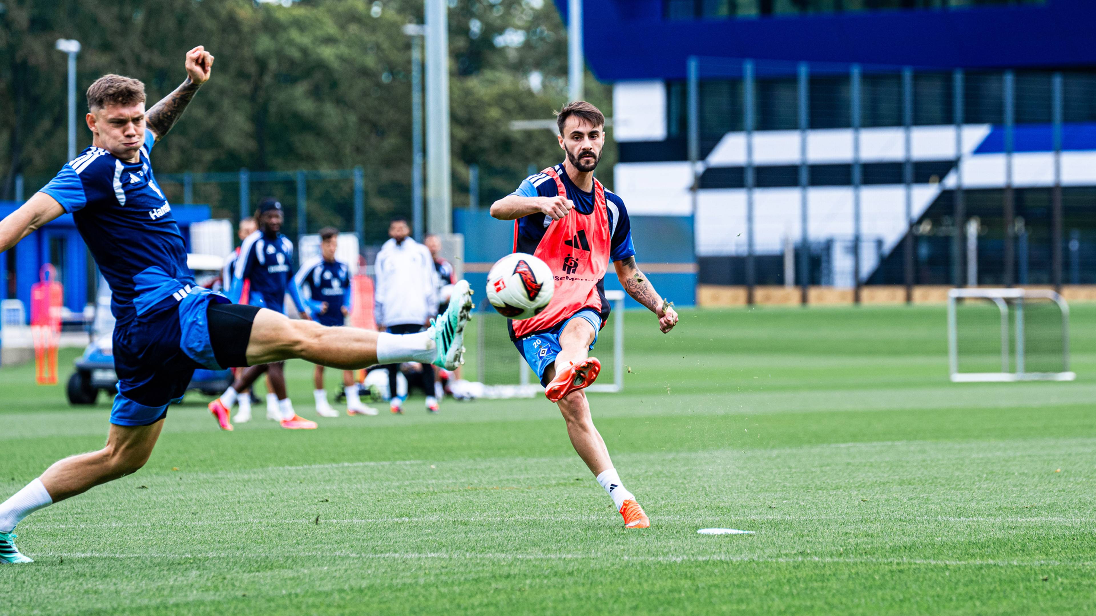 Fabio Vieira schießt im Training, Remberg wirft sich in die Schussbahn