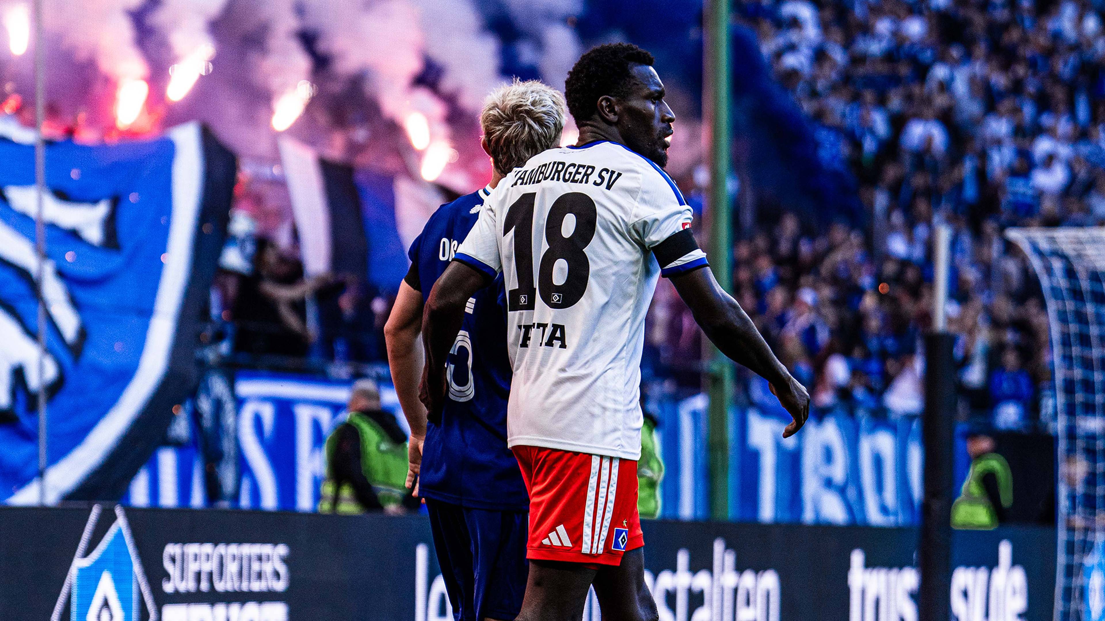 Bakery Jatta an der Seite eines Kopenhagen-Spielers.