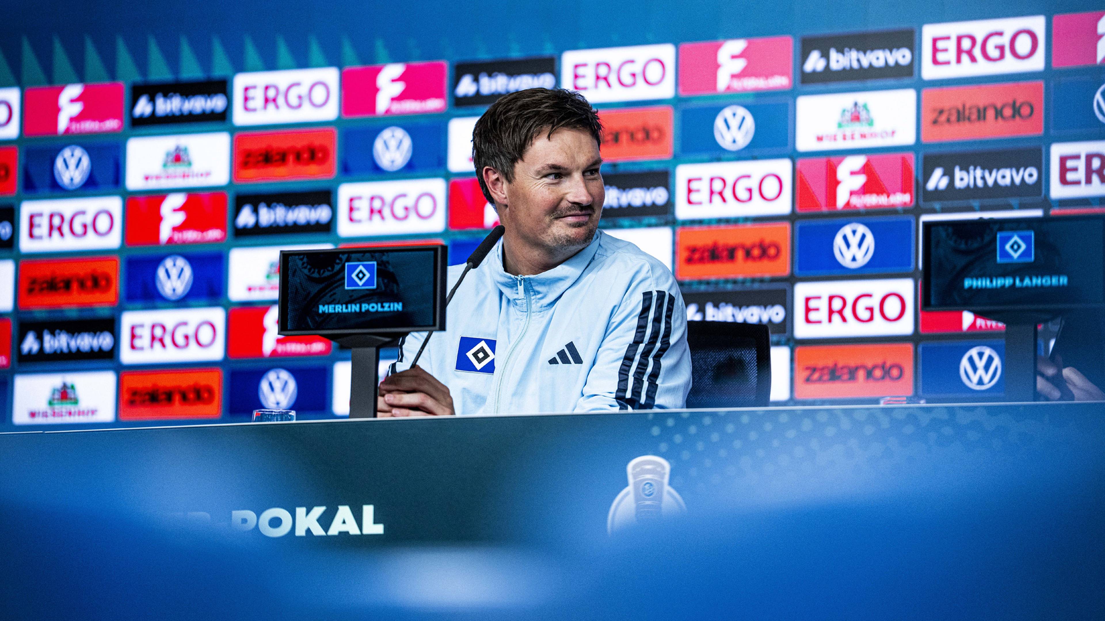 Polzin auf dem PK-Podium vor dem Pokalspiel gegen Frankfurt