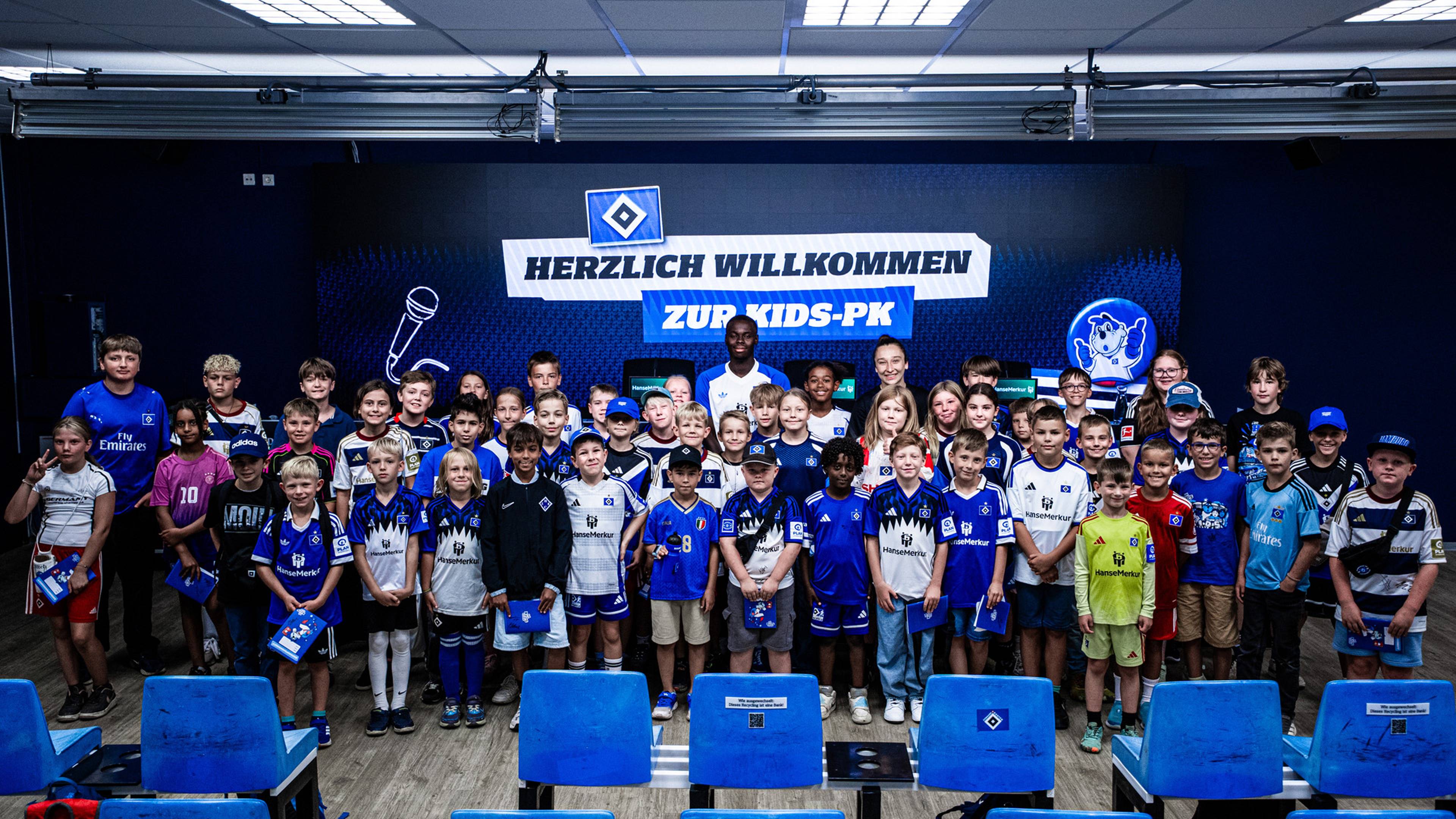 Teilnehmer der Kids-PK im gemeinsamen Gruppenfoto vor der PK-Bühne