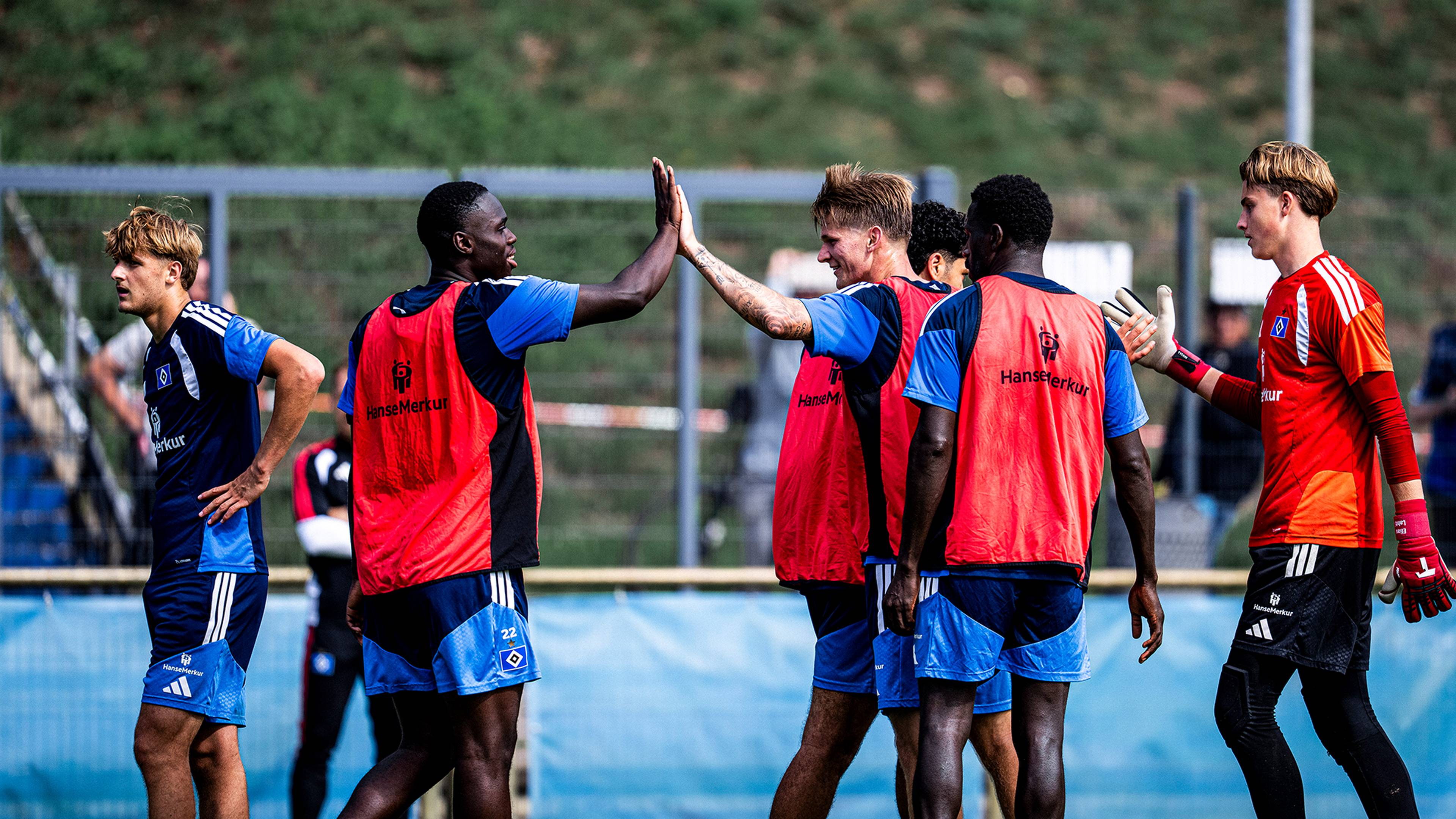 Kofi Amoako und David Möller Wolfe klatschen sich ab.