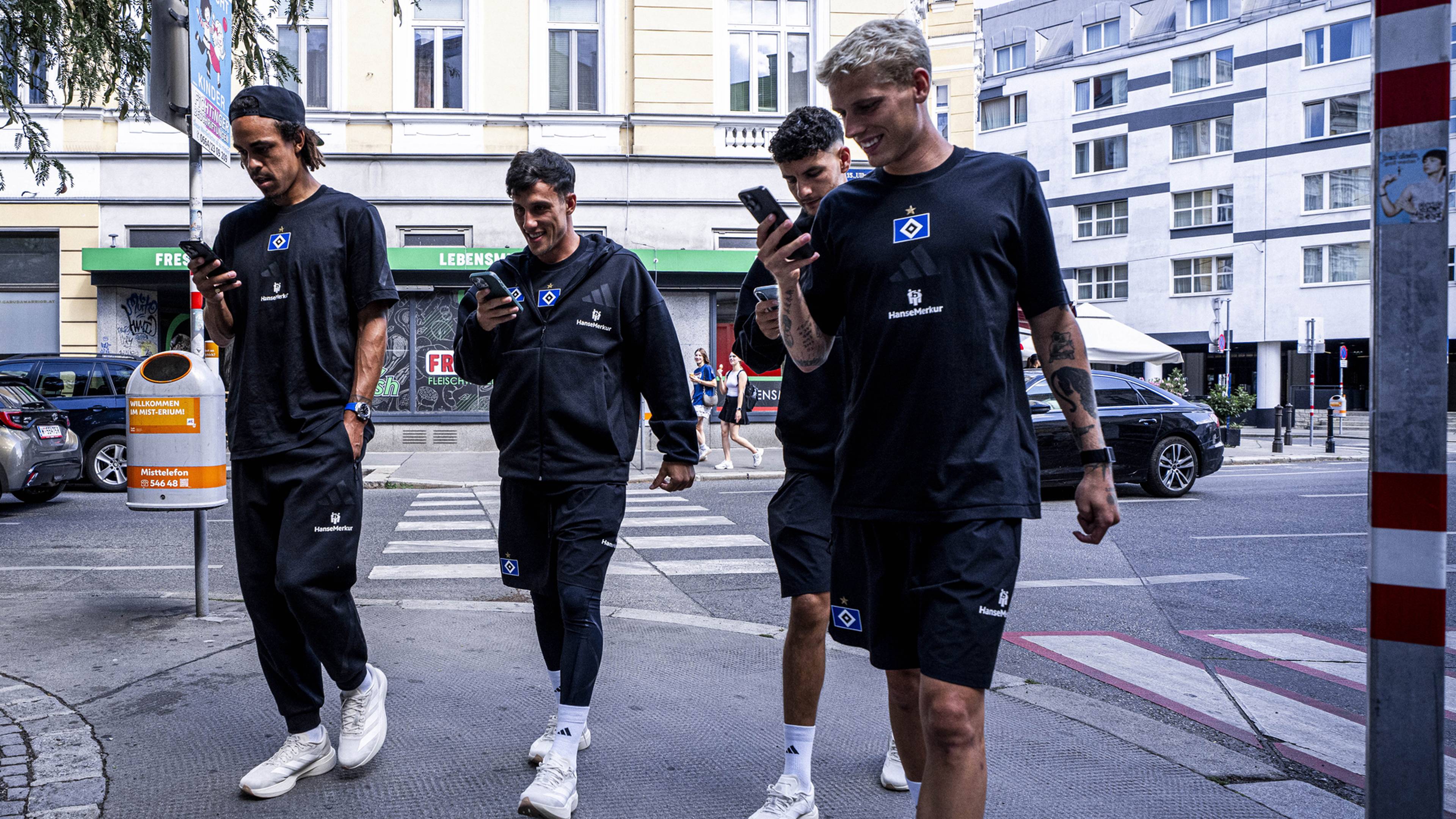 HSV-Spieler blicken auf ihr Handy