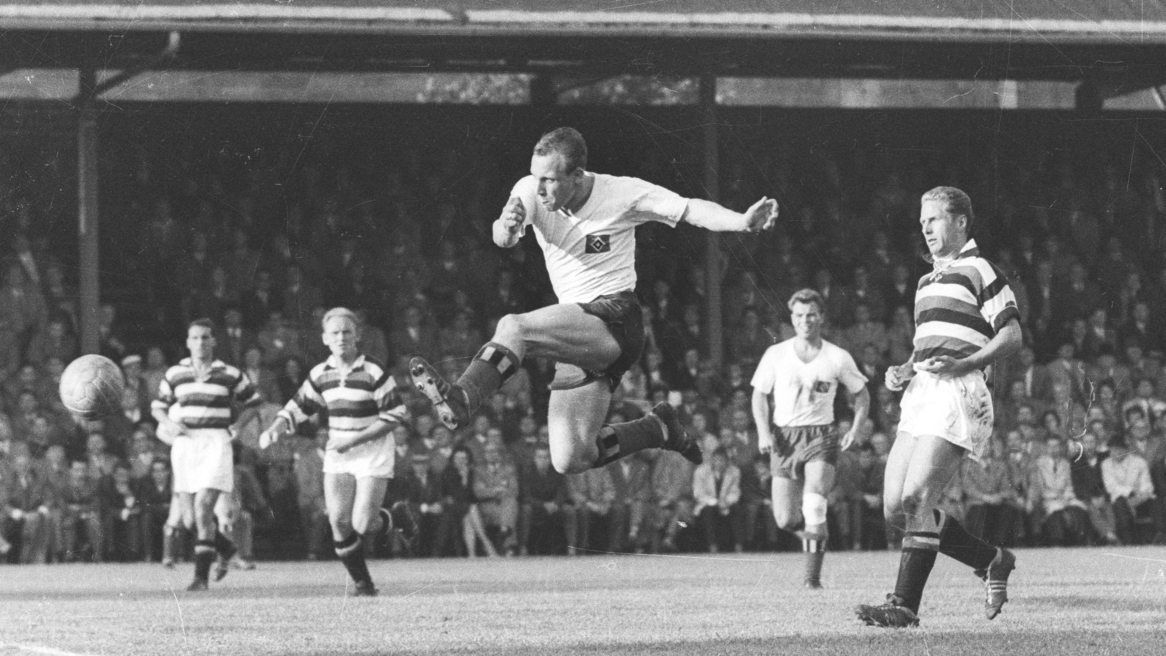Uwe Seeler in der Luft stehend per Schuss gegen Altona