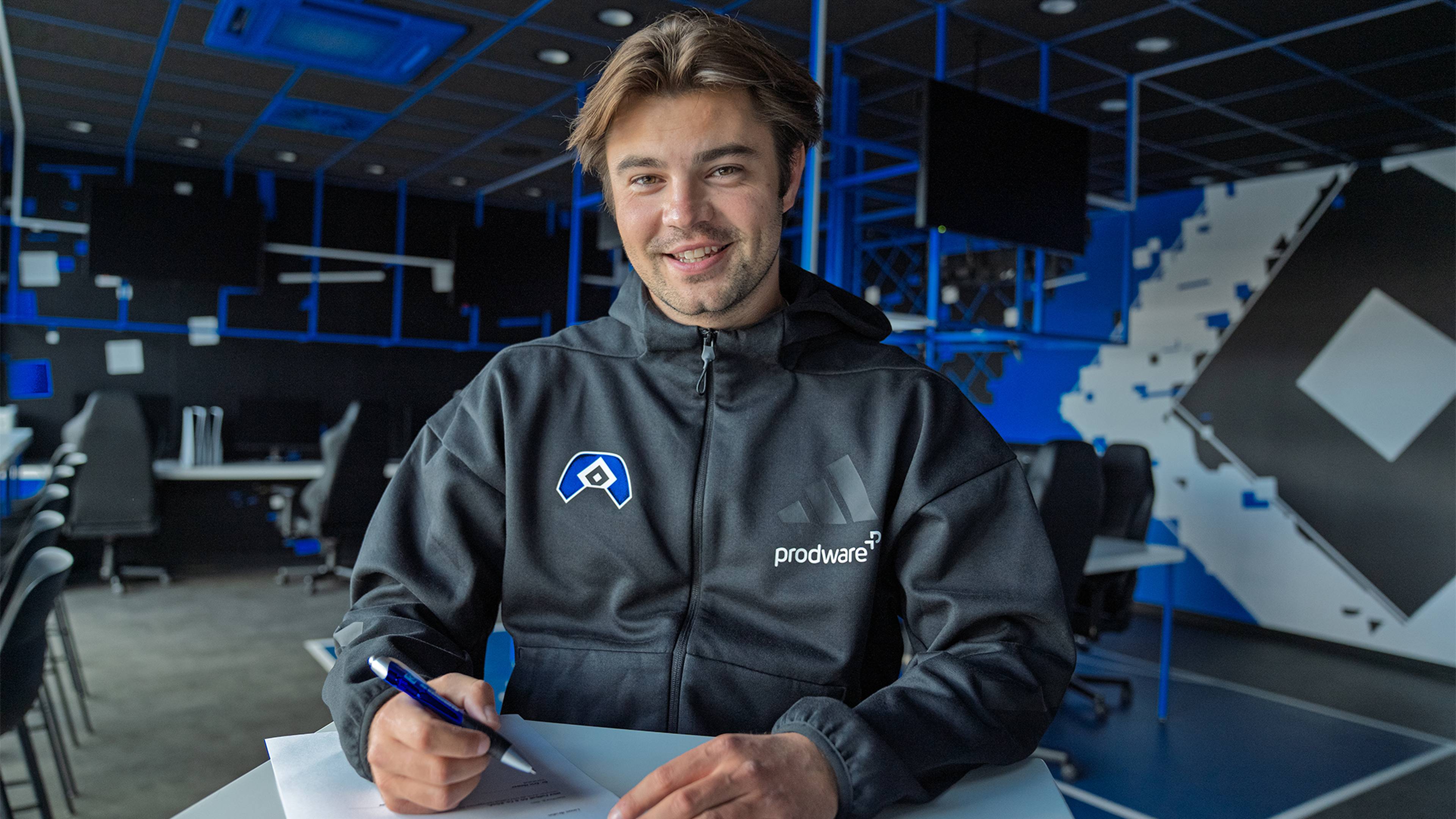 Content-Creator Linus Bruhn posiert mit Stift und Zettel.