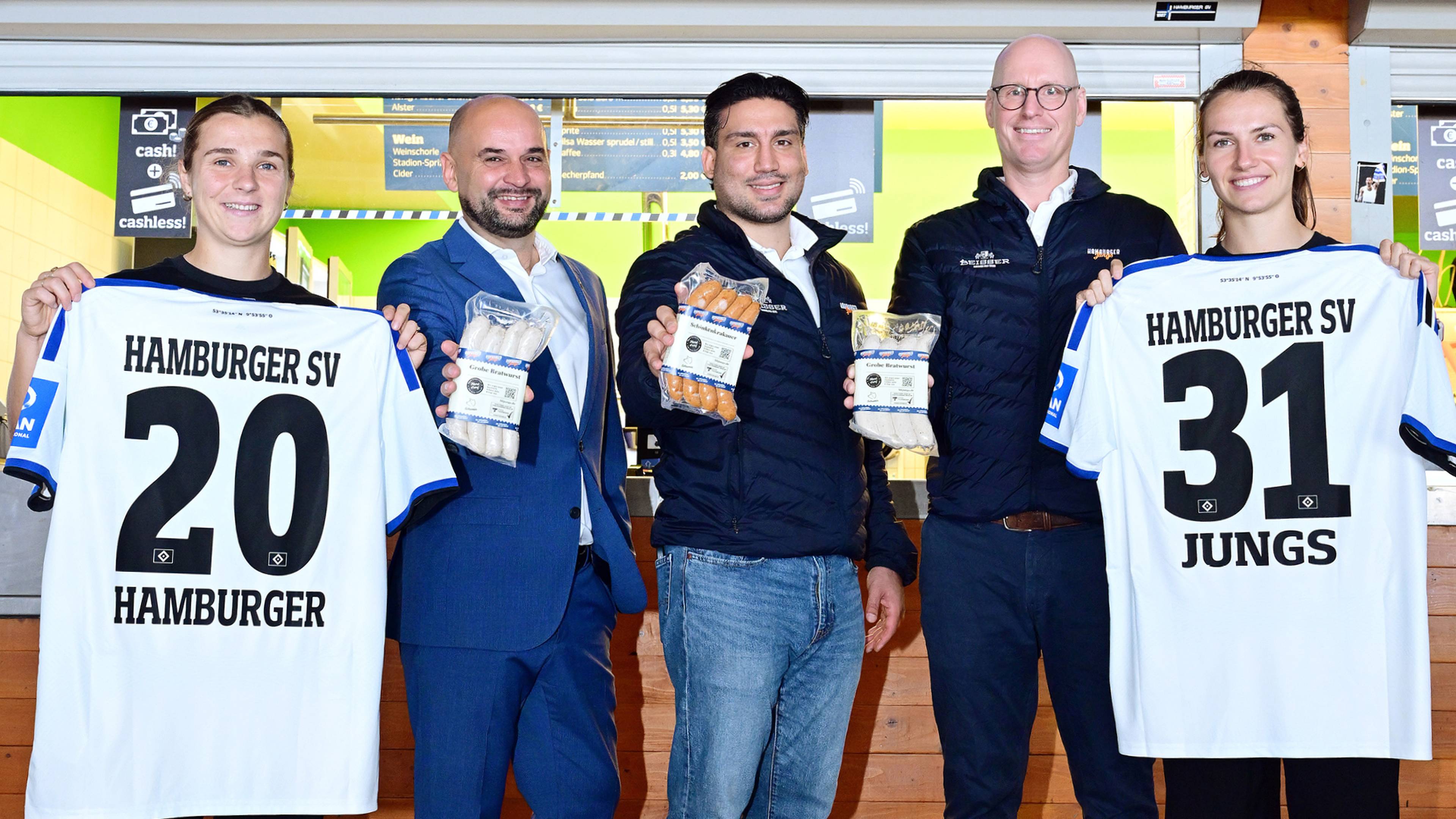 Zwei Spielerinnen des HSV posieren mit personalisierten Trikots mit dem neuen Food-Supplier Hamburger Jungs.