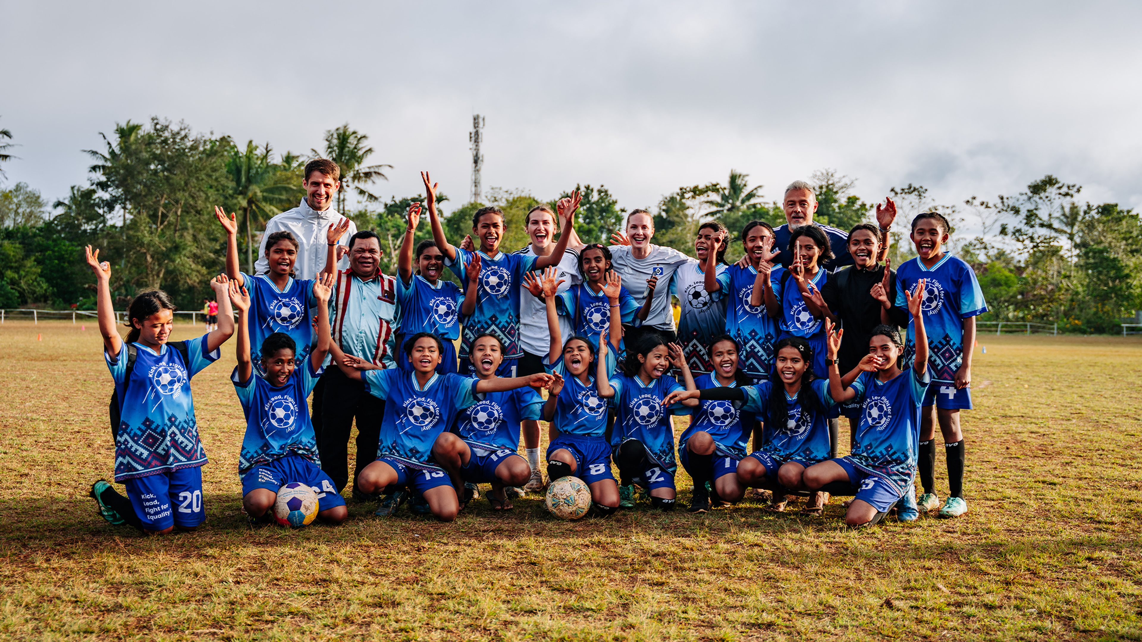 HSV zu Besuch in Indonesien in einem Mädchenfußballcamp.