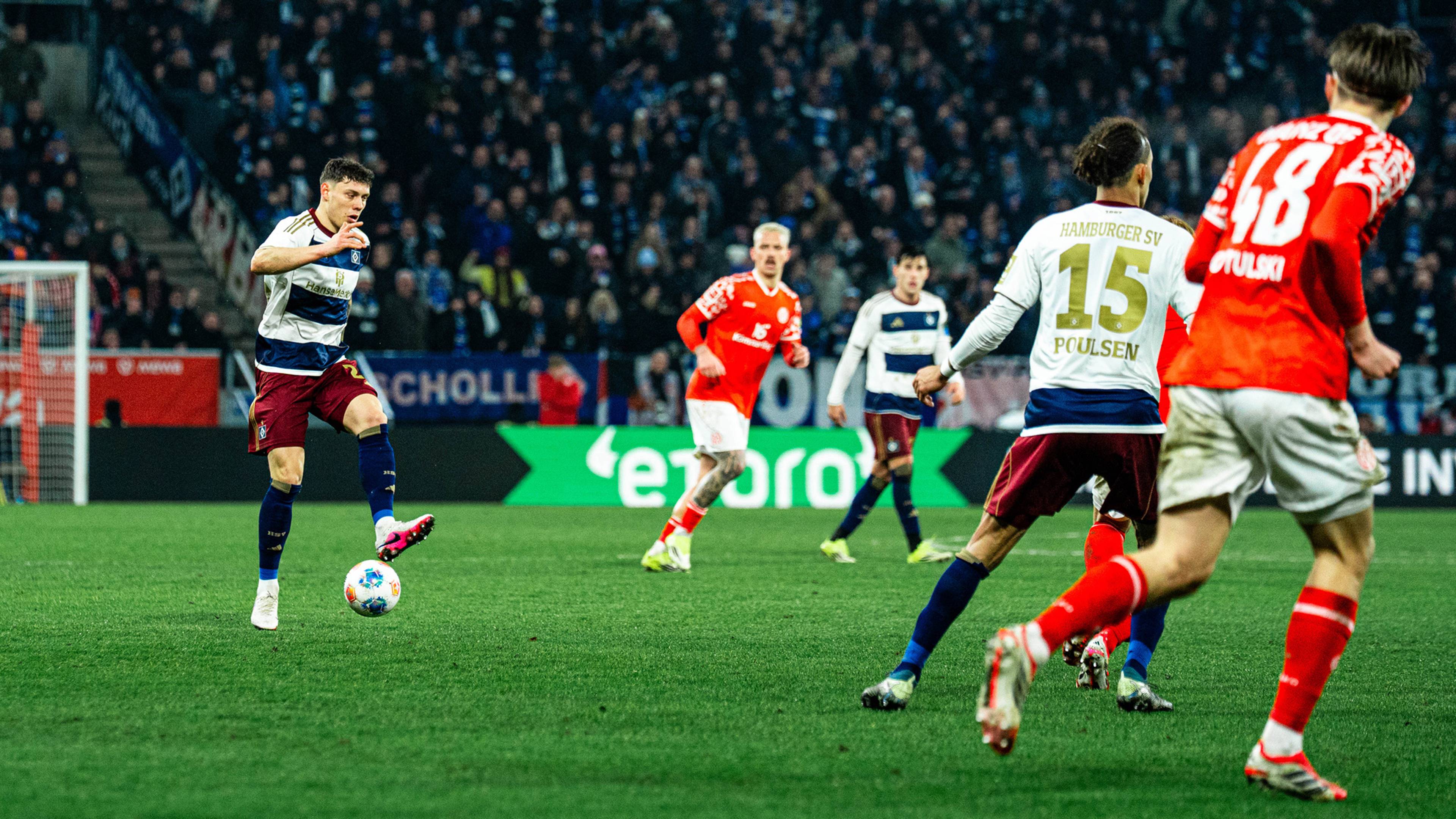 Remberg führt den Ball beim Auswärtsspiel in Mainz