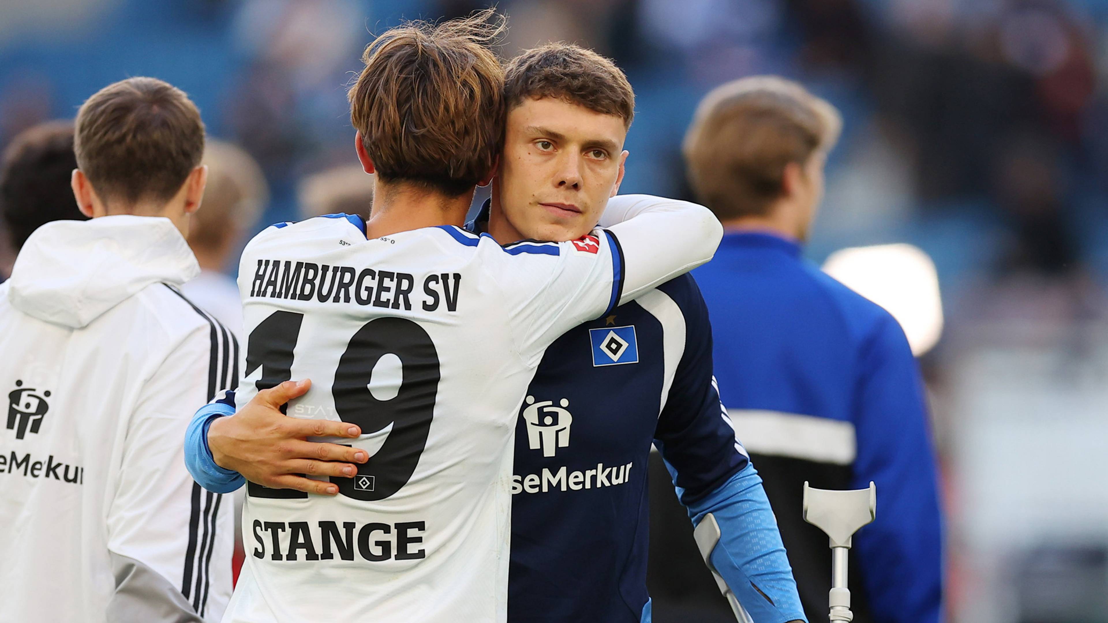 Nicolai Remberg wird von Otto Stange umarmt