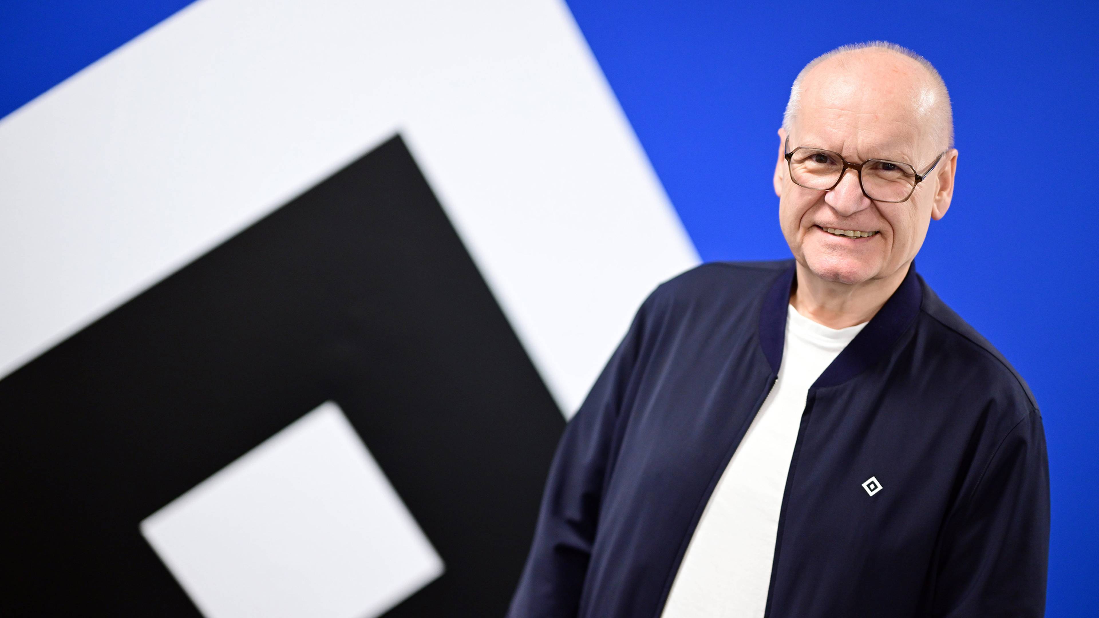 Michael Papenfuß im Portrait vor einer HSV-Raute