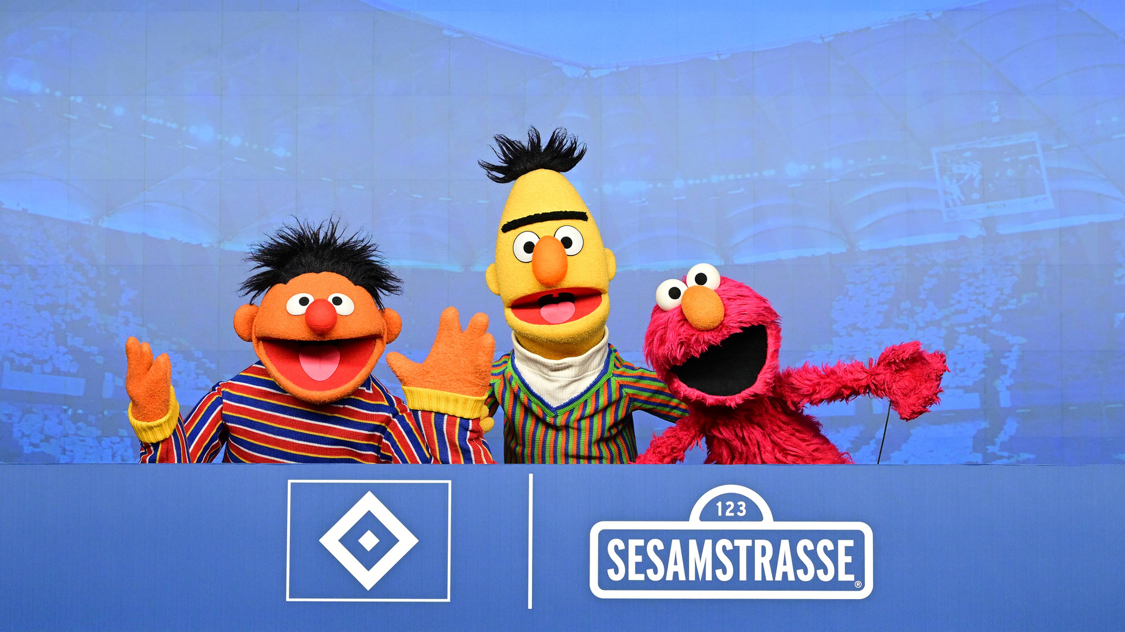 Die Sesamstraßen-Charaktere Ernie, Bert und Elmo auf dem Podium.