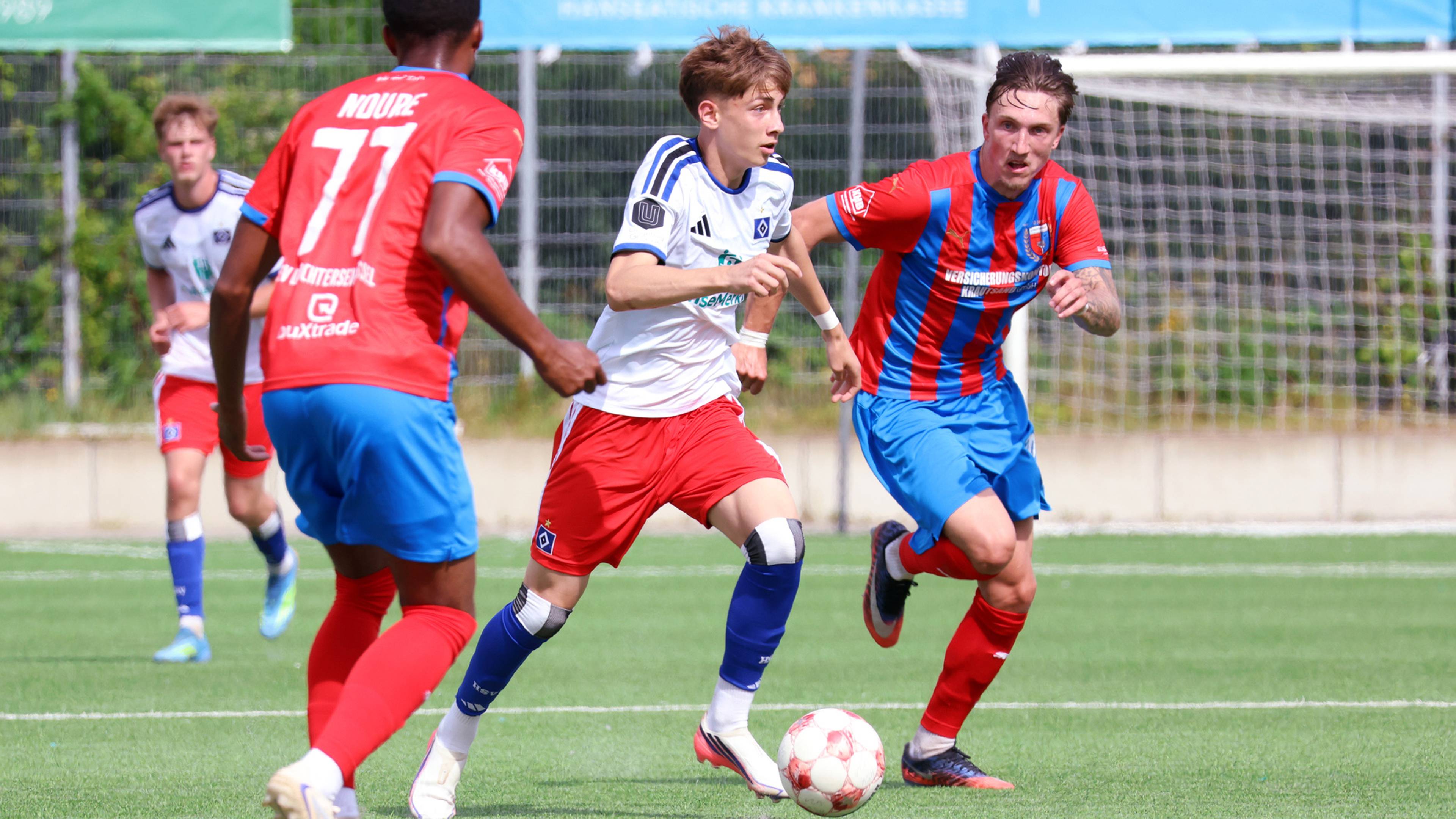 Mads Bröcker führt den Ball durchs Zentrum