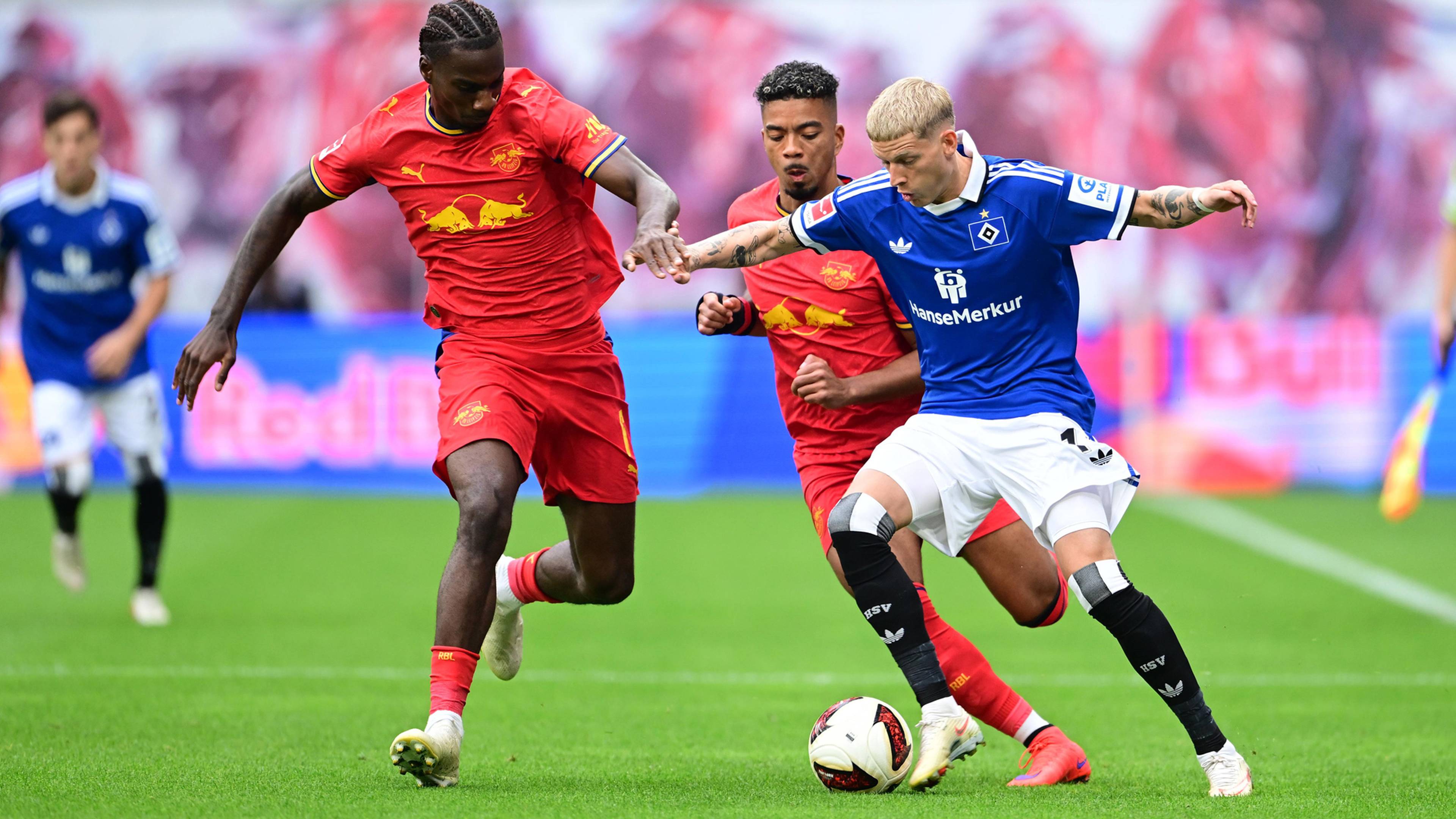 Albert Grönbaek im Duell mit Henrichs und Bazuzi