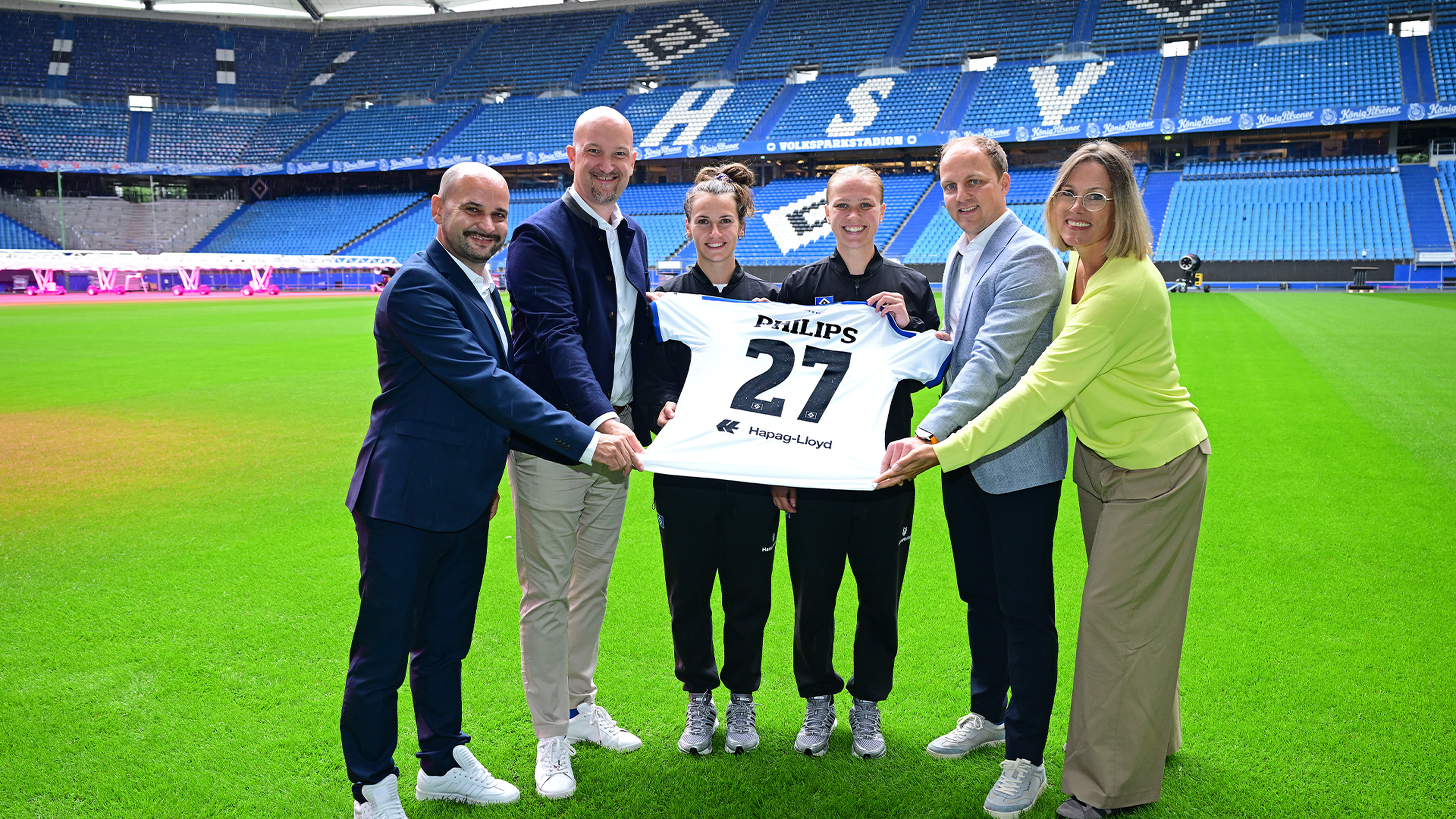 Vertreter des HSV und von Philips posieren mit Trikot.