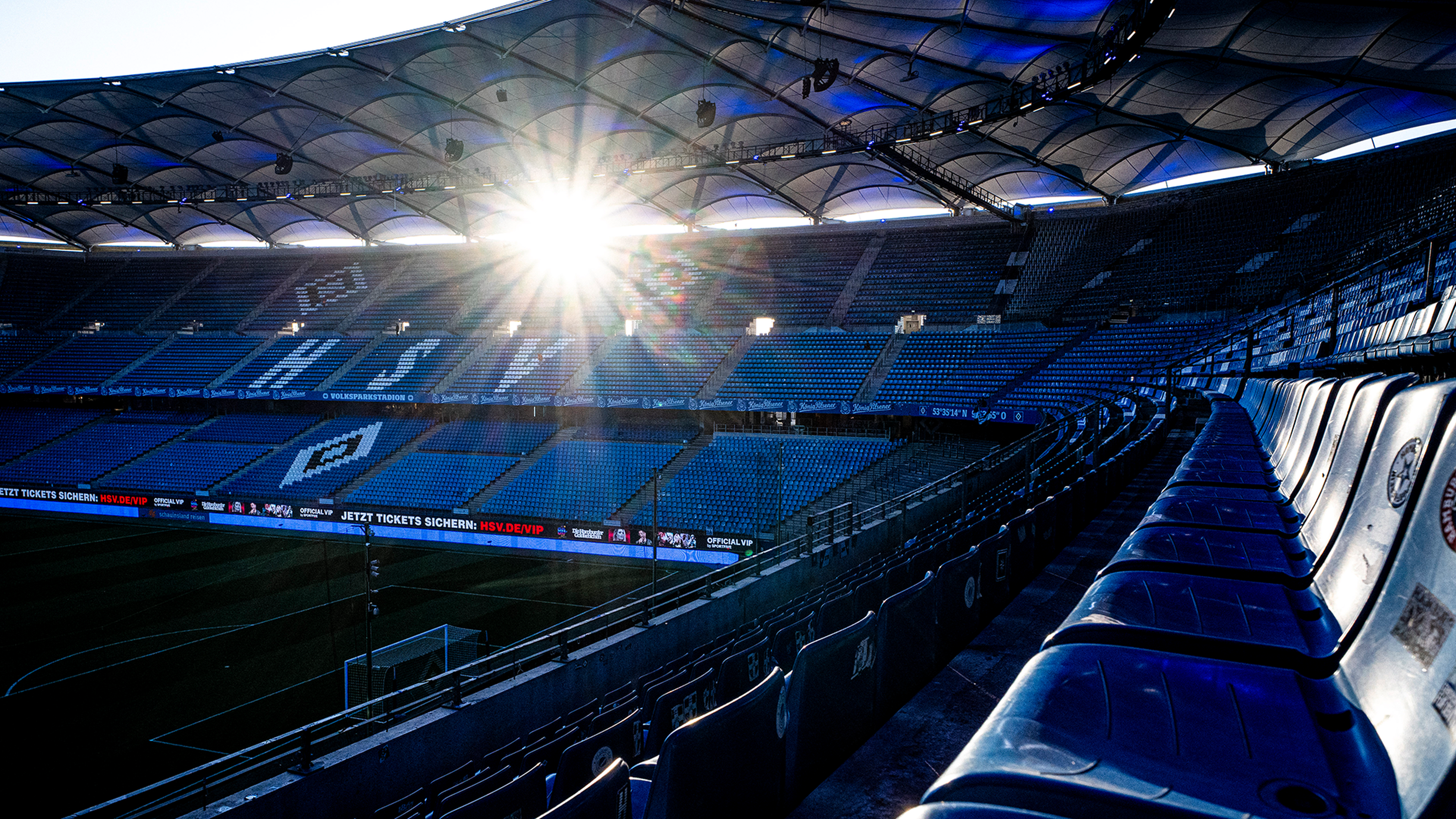 Sitzreihen im leeren Volksparkstadion