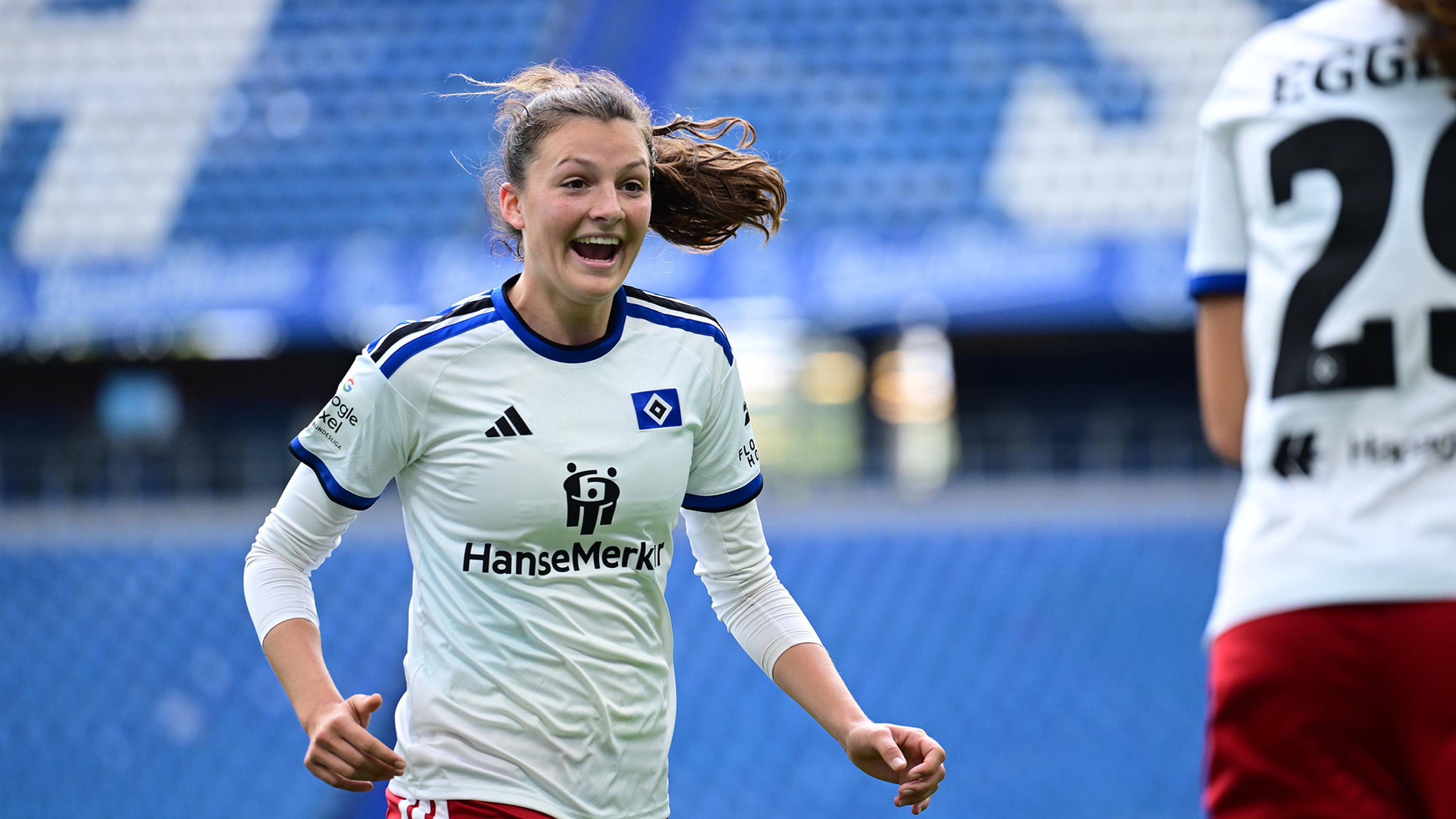 Lotta Wrede jubelt für die HSV-Frauen.