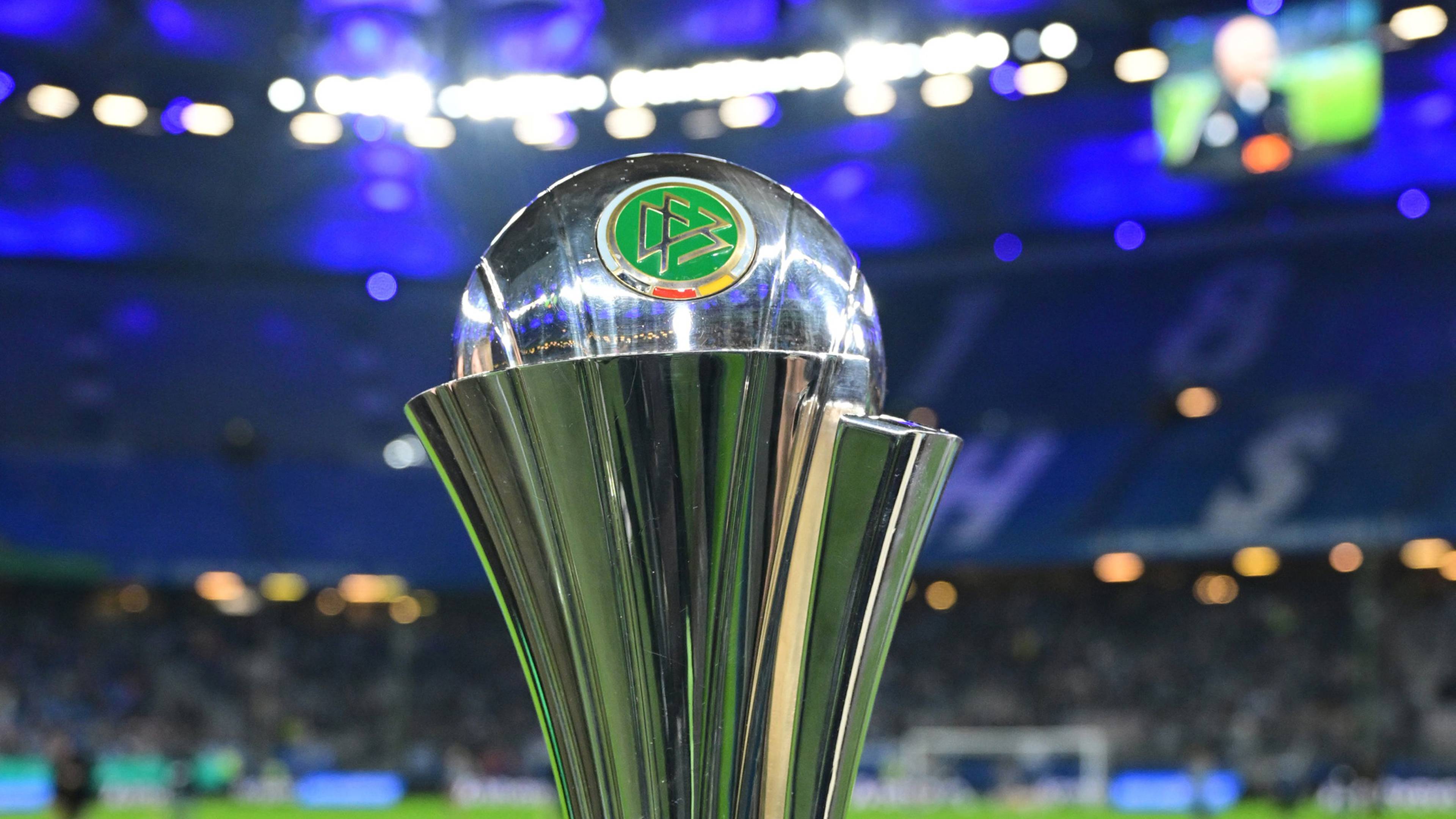 Der DFB-Pokal der Frauen auf einer Stele. Im Hintergrund das Volksparkstadion.