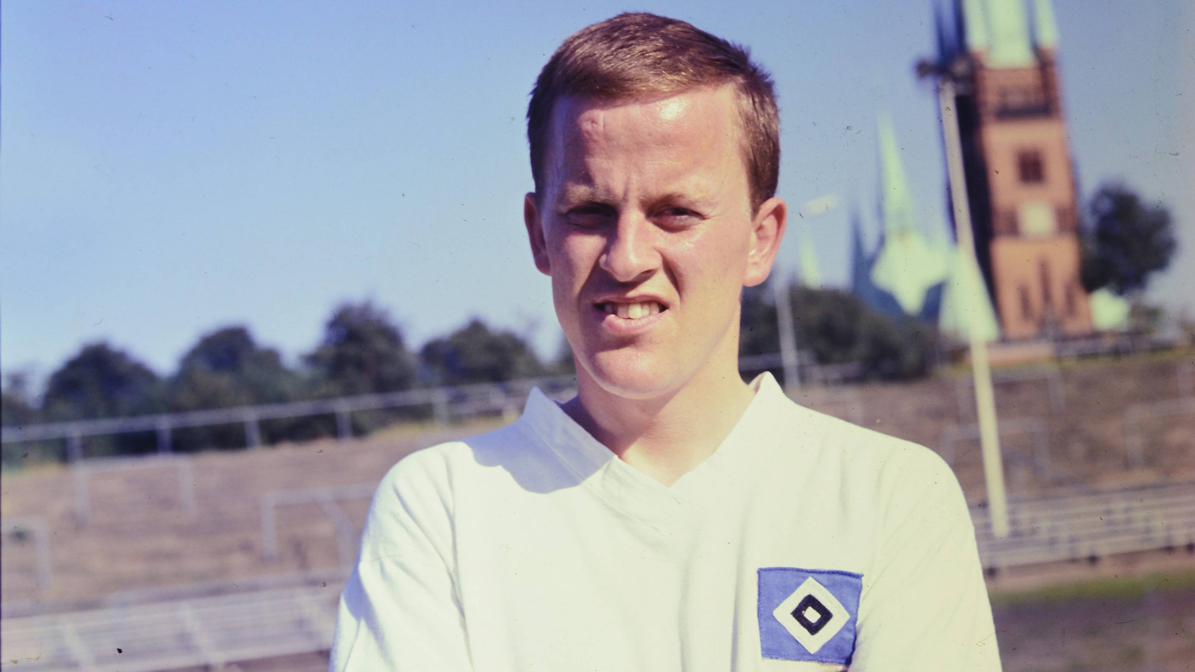 Harry Bähre im HSV-Trikot mit verschränkten Armen